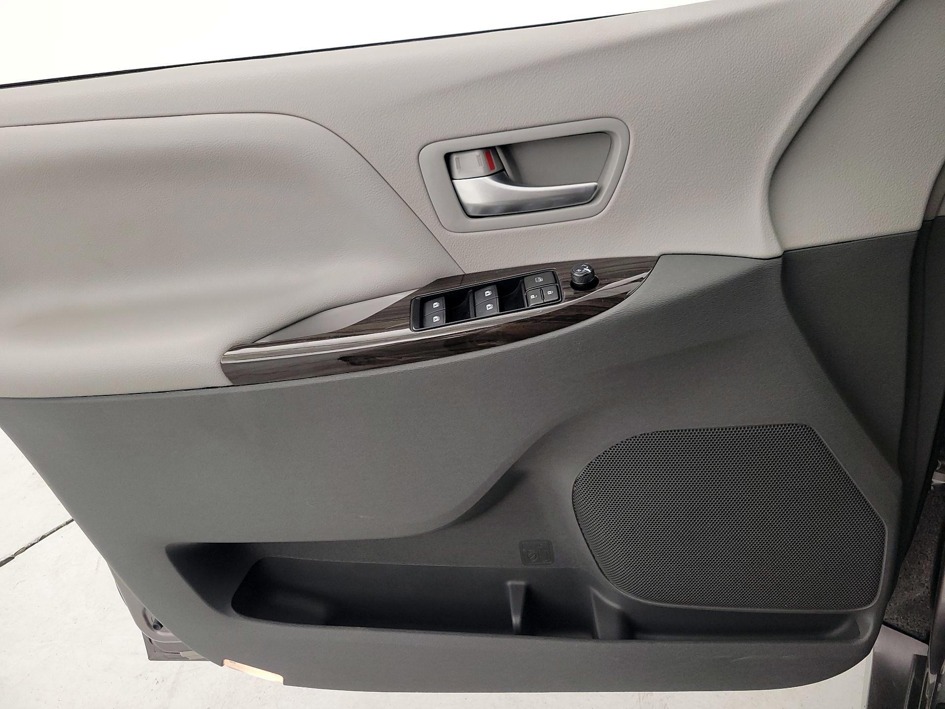Thumbnail: 2018 Toyota Sienna - 12