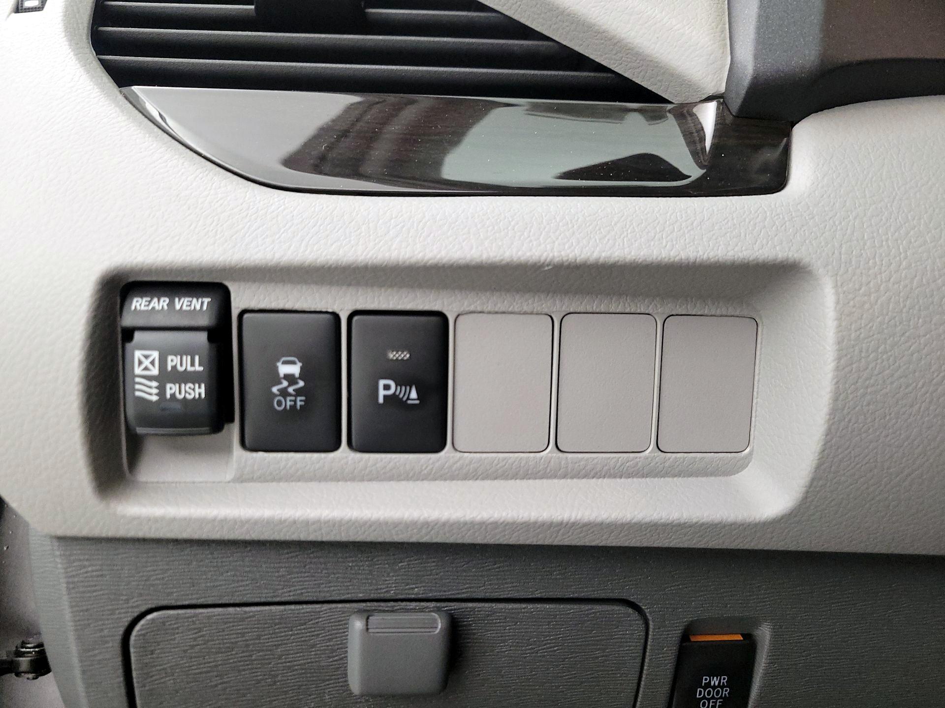 Thumbnail: 2018 Toyota Sienna - 13