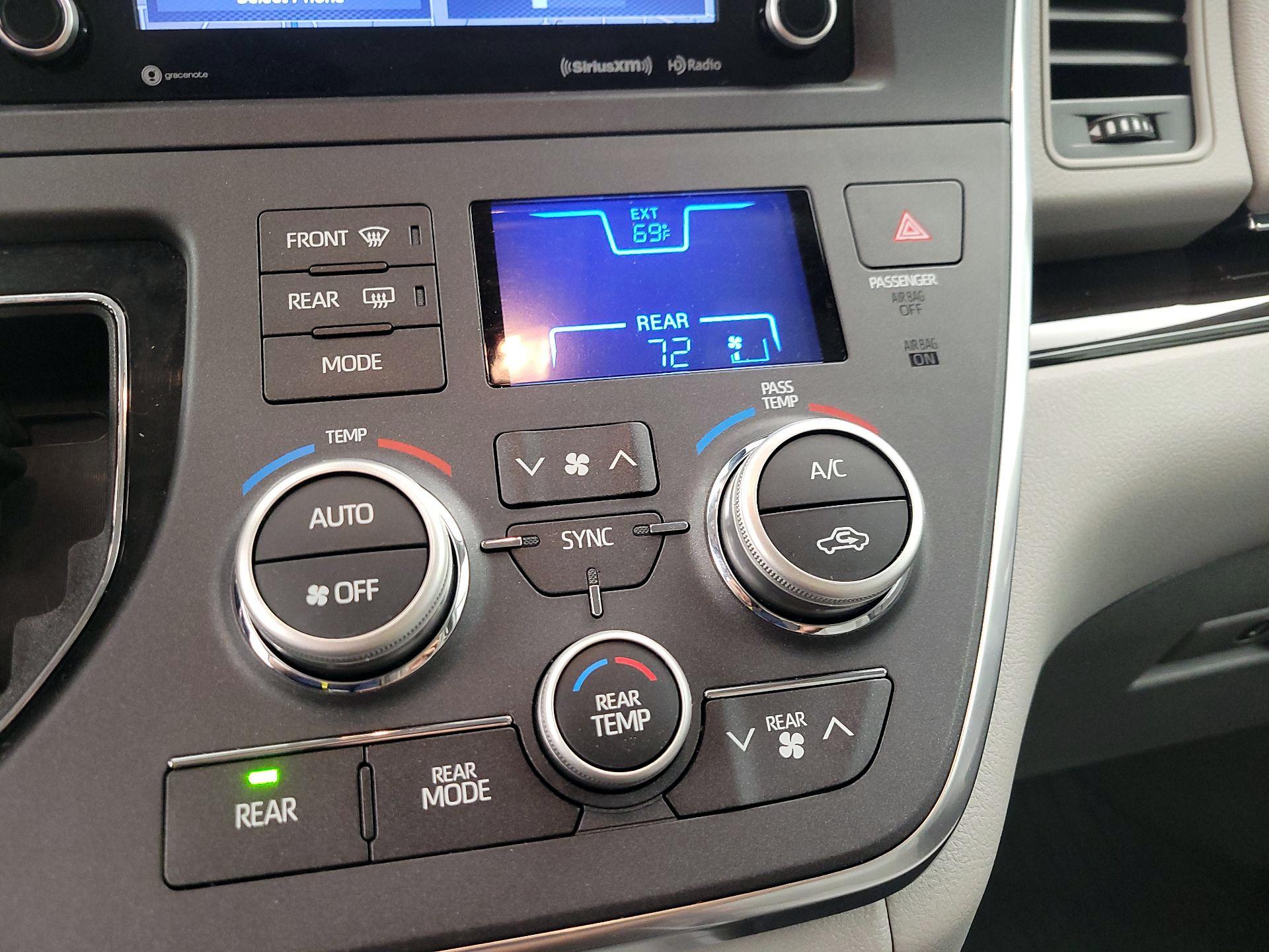 Thumbnail: 2018 Toyota Sienna - 17