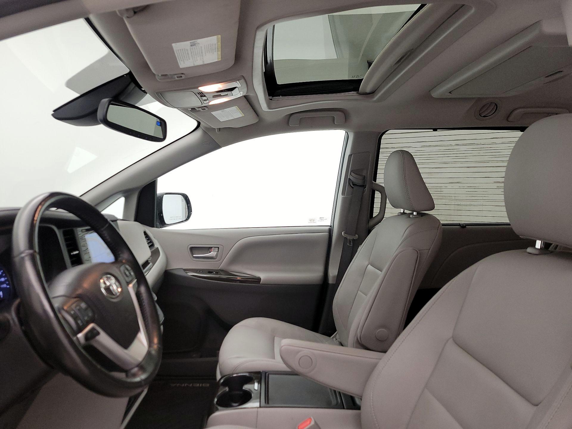 Thumbnail: 2018 Toyota Sienna - 20