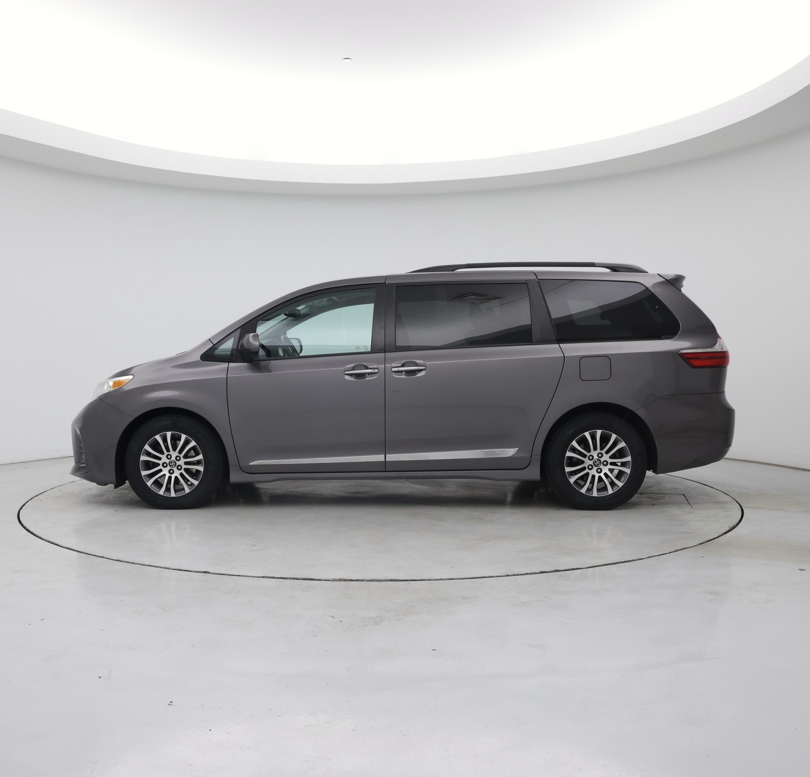 Thumbnail: 2018 Toyota Sienna - 3
