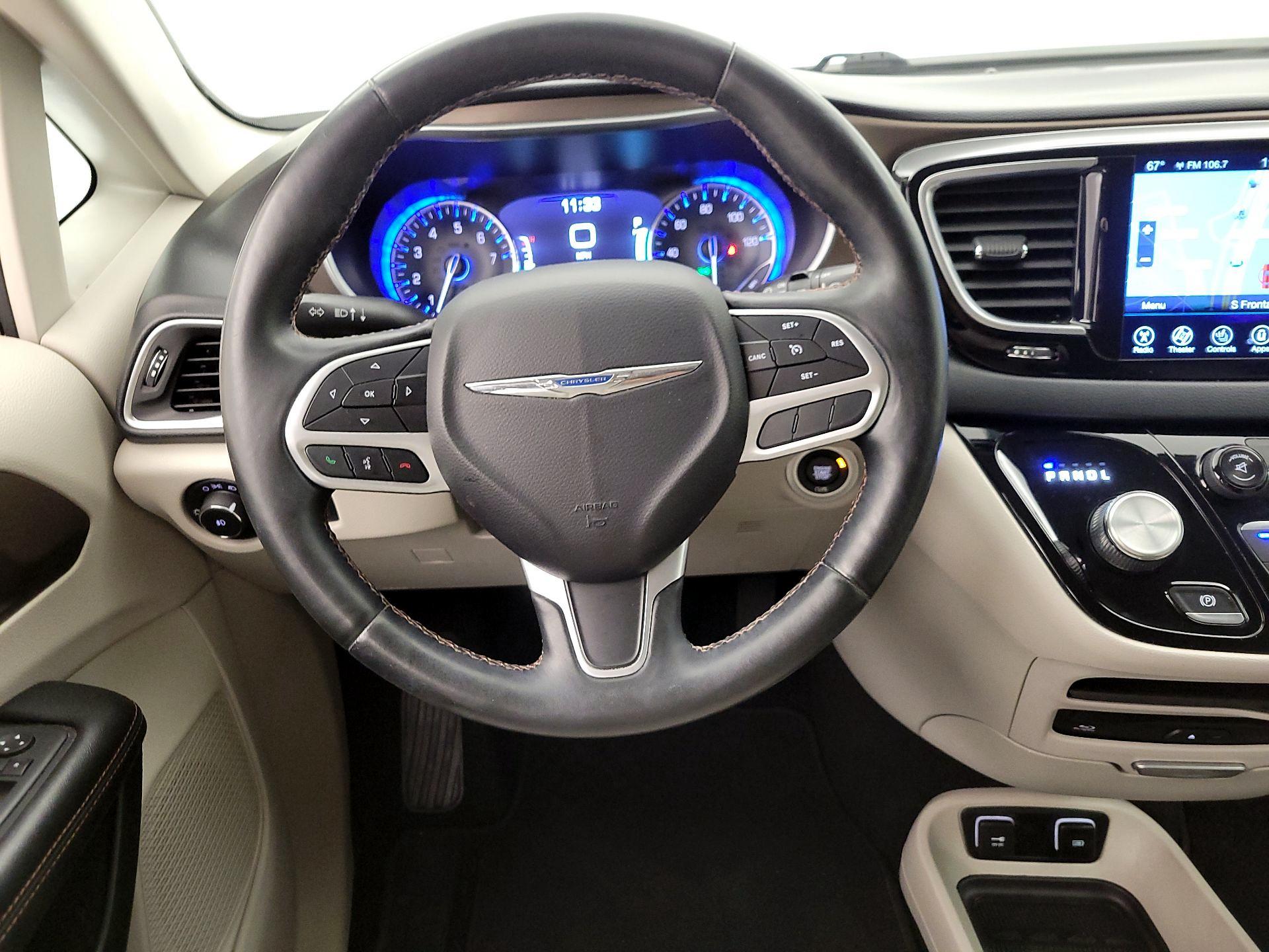 Thumbnail: 2017 Chrysler Pacifica - 10
