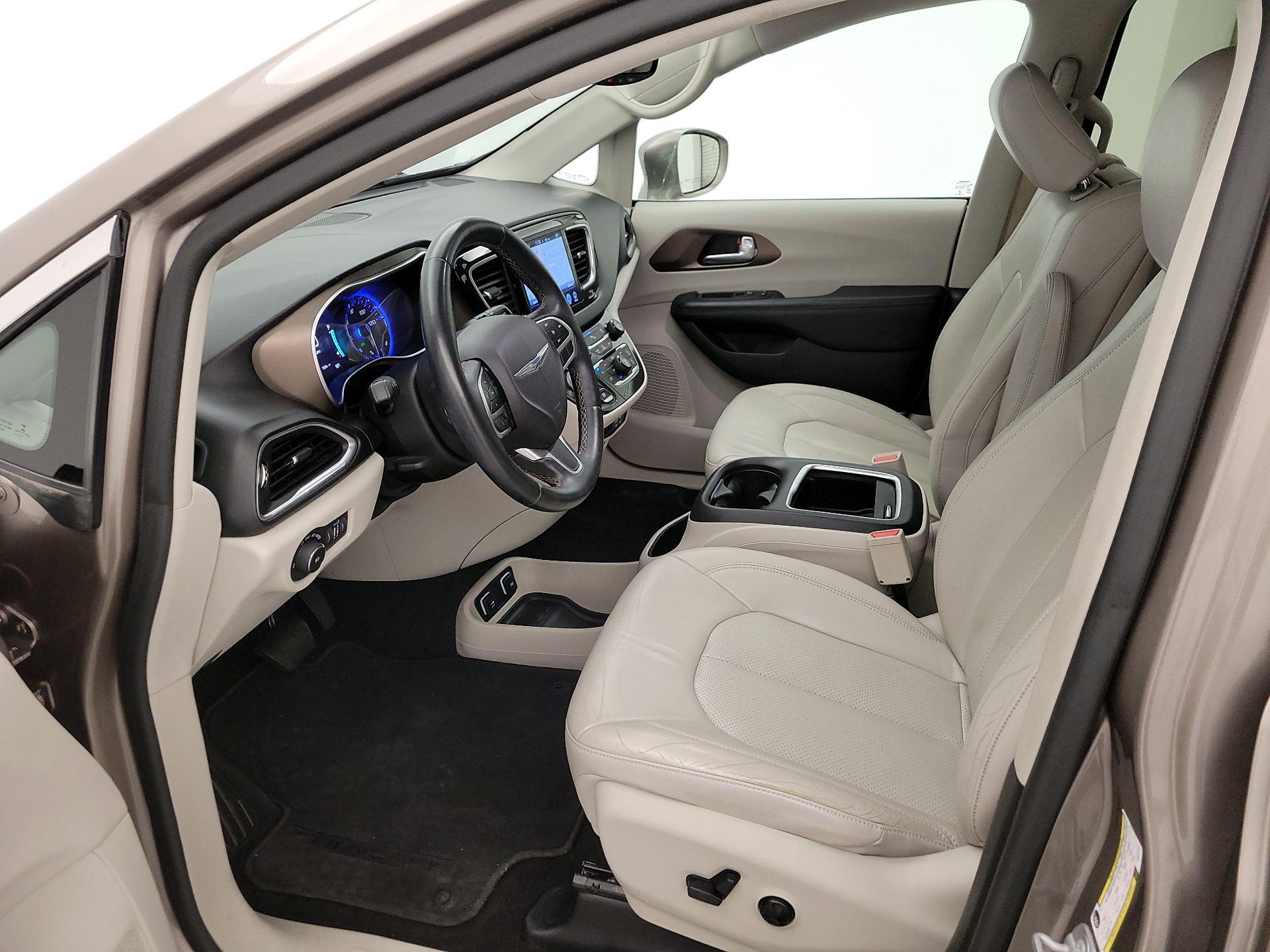 Thumbnail: 2017 Chrysler Pacifica - 11