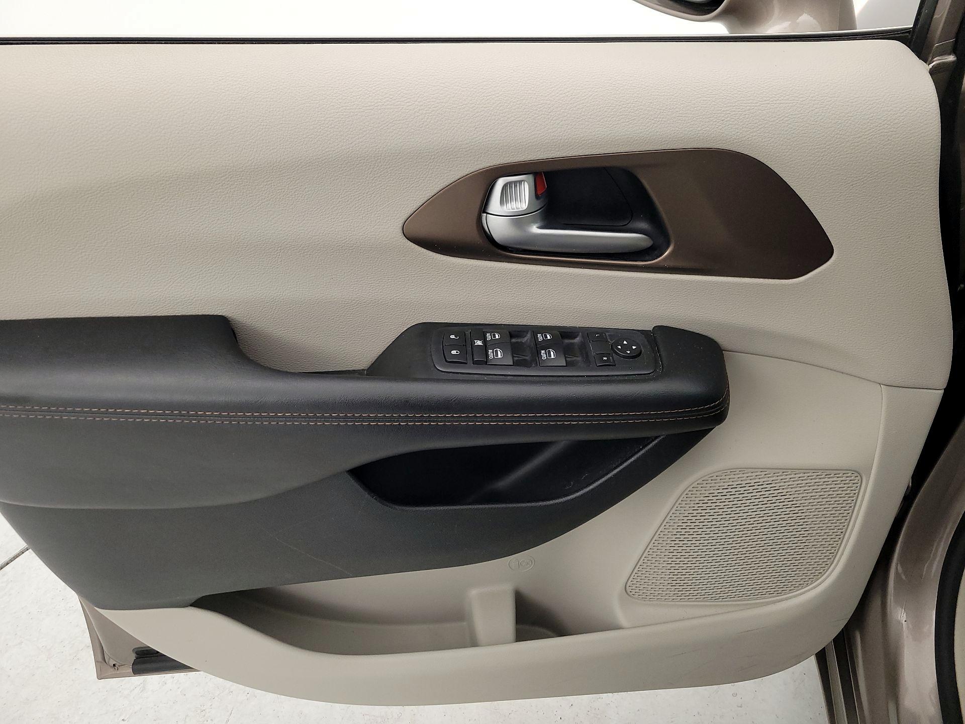 Thumbnail: 2017 Chrysler Pacifica - 12