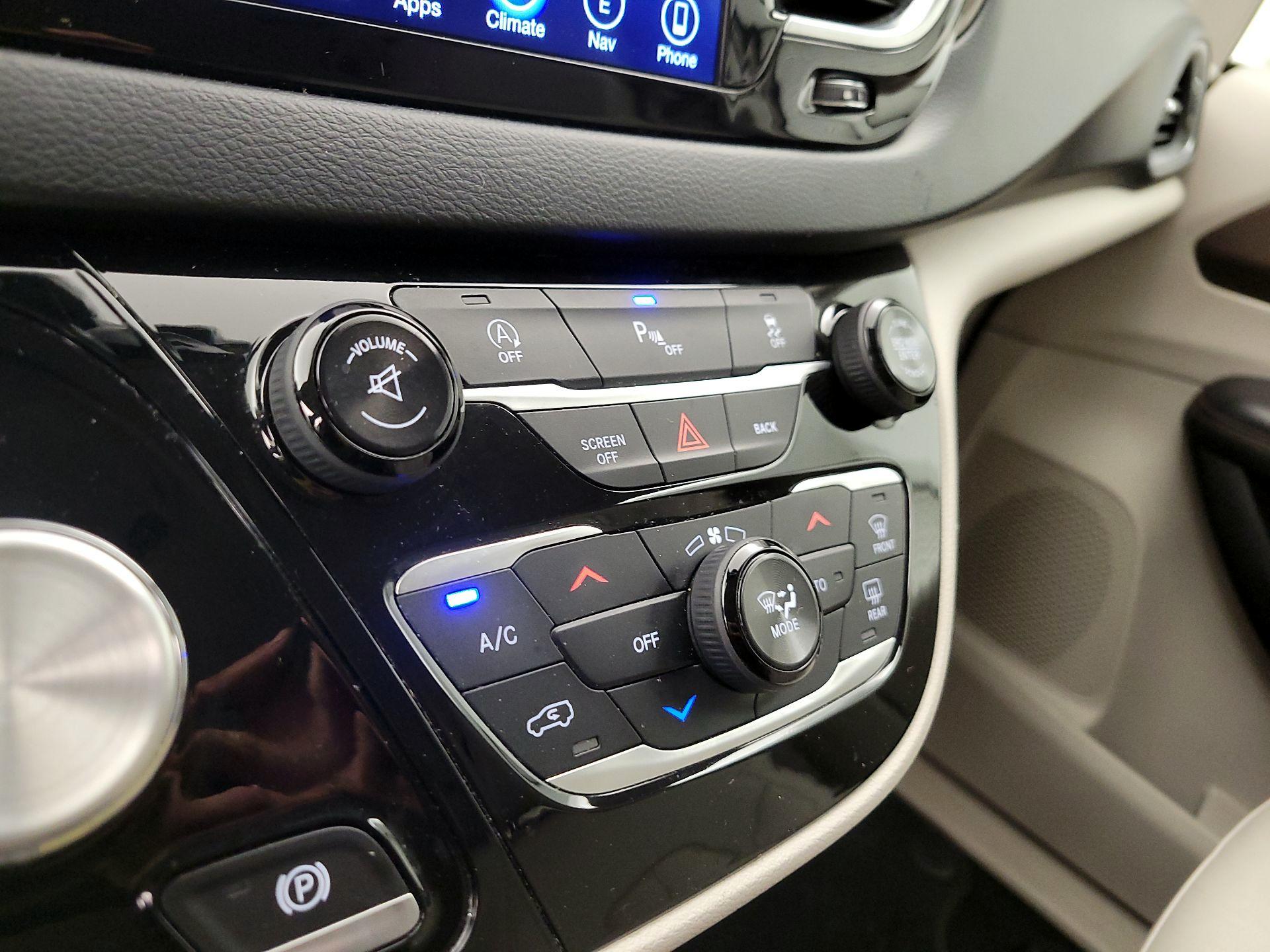 Thumbnail: 2017 Chrysler Pacifica - 17