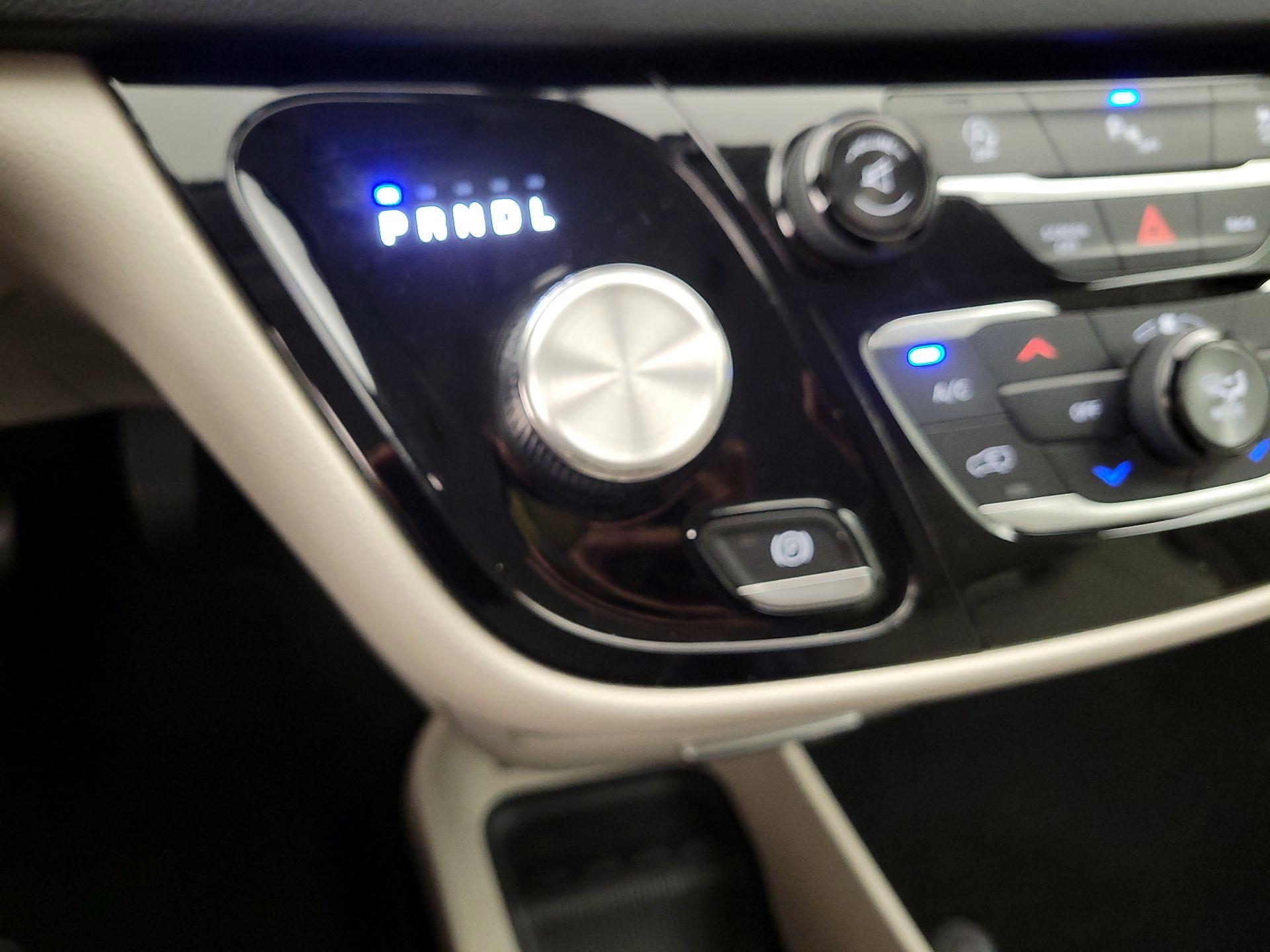 Thumbnail: 2017 Chrysler Pacifica - 18