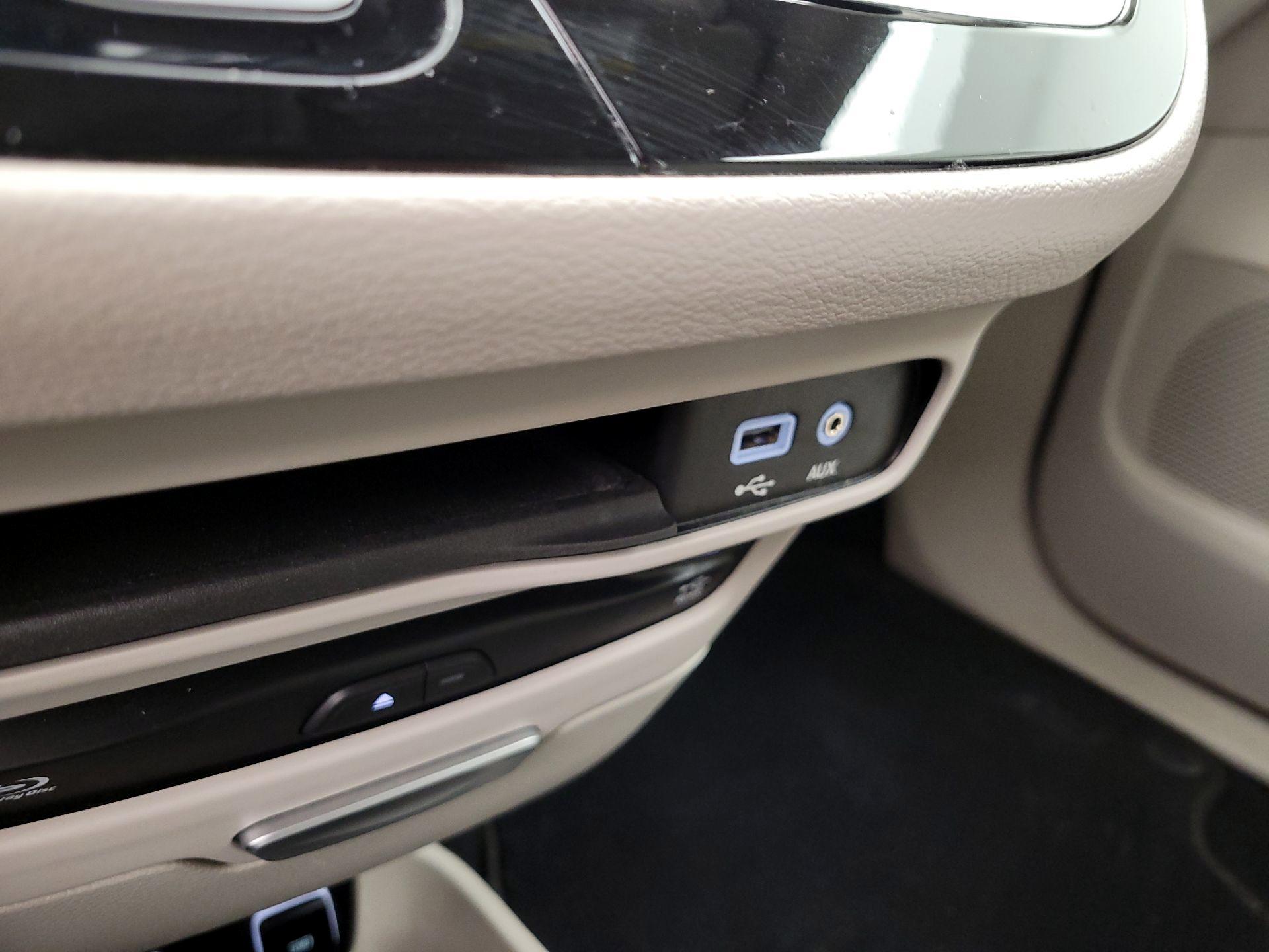 Thumbnail: 2017 Chrysler Pacifica - 19