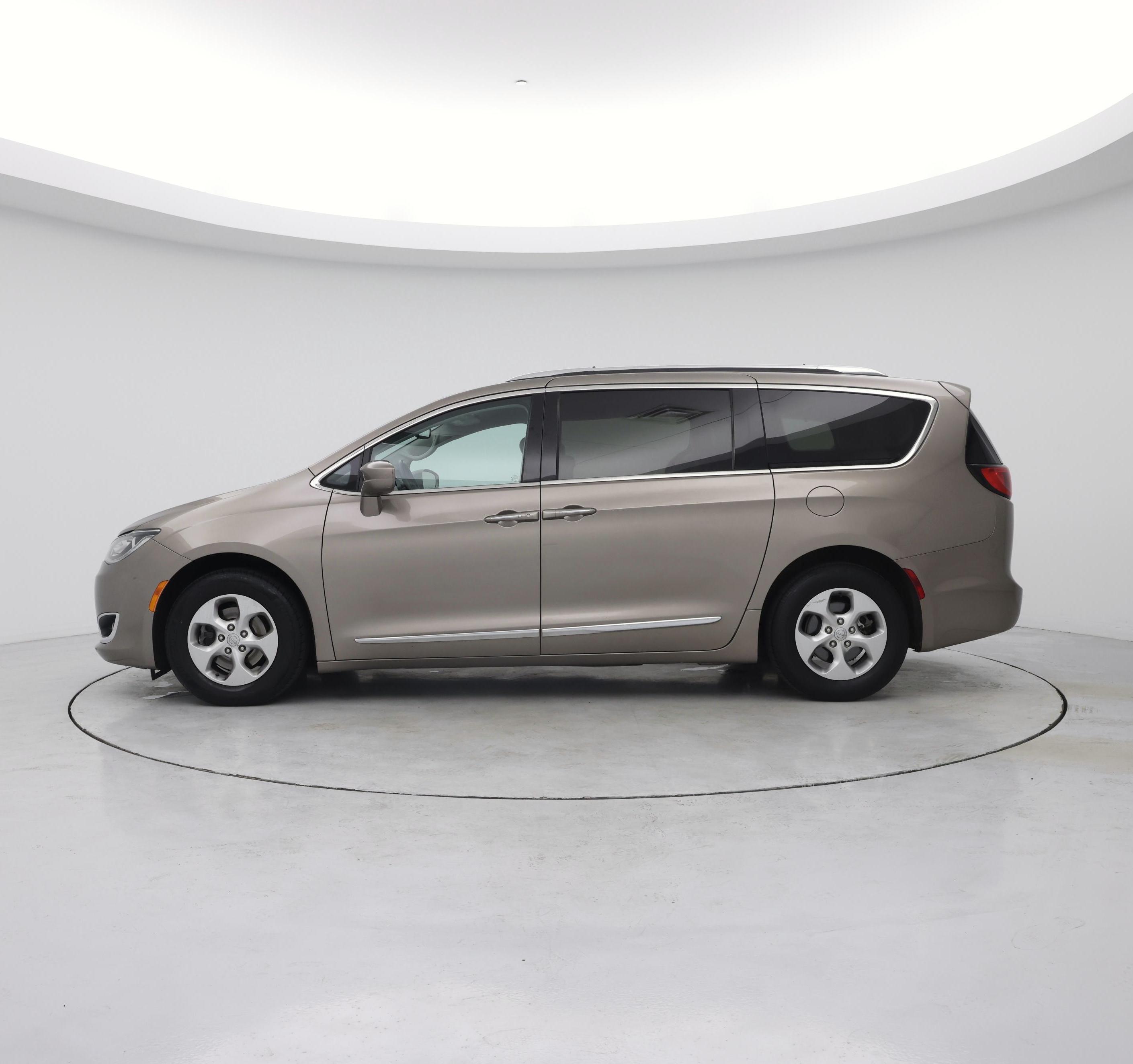 Thumbnail: 2017 Chrysler Pacifica - 3