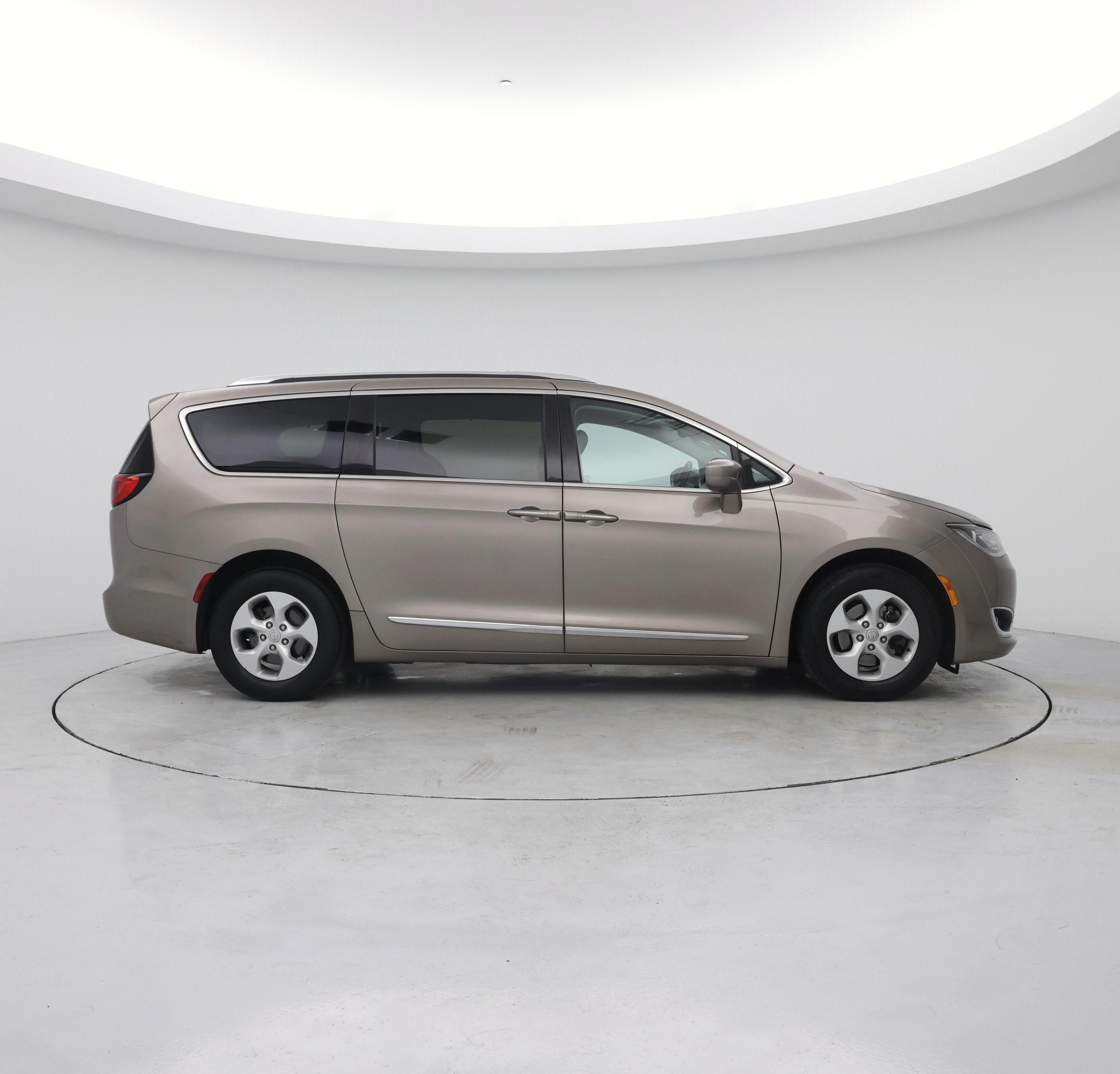 Thumbnail: 2017 Chrysler Pacifica - 7
