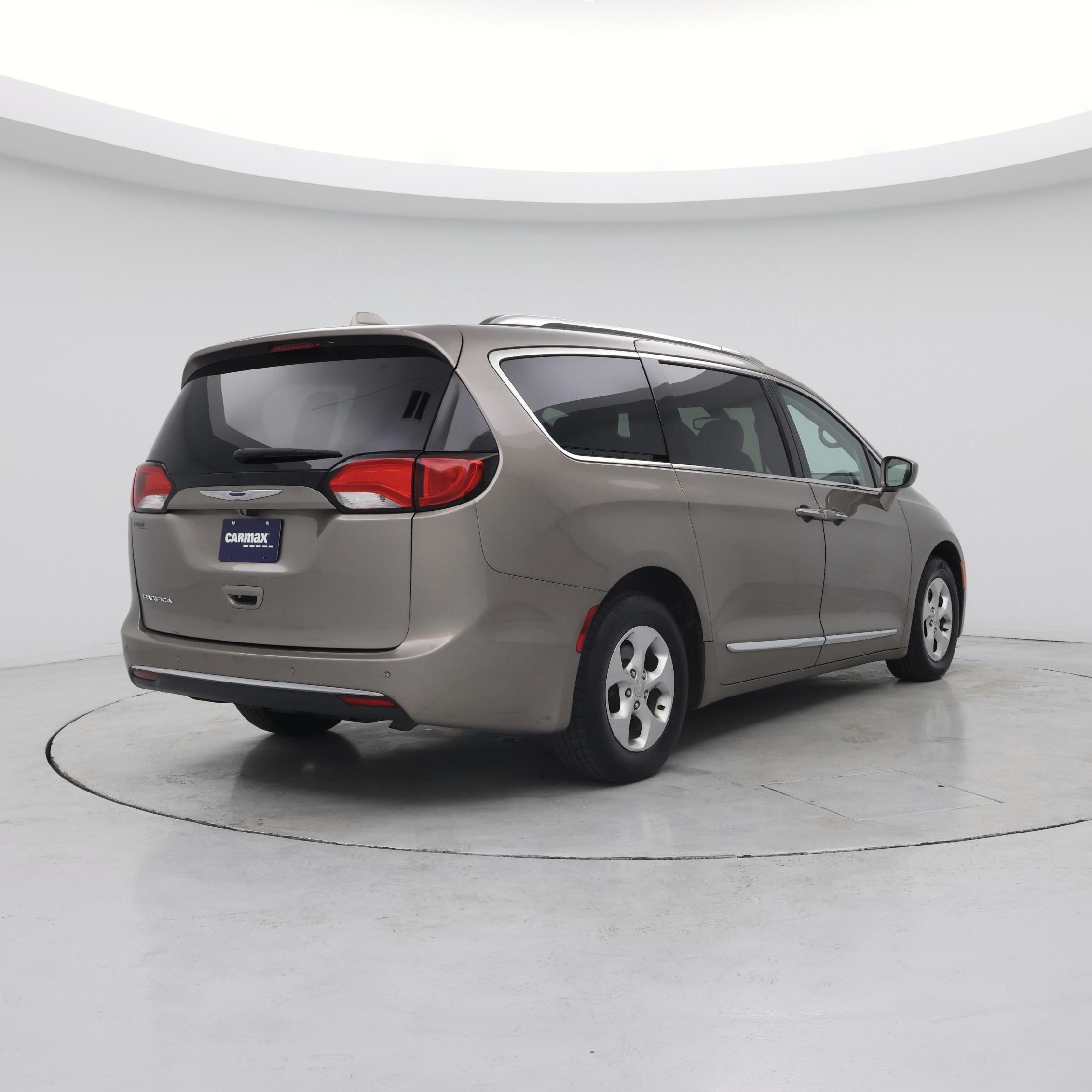 Thumbnail: 2017 Chrysler Pacifica - 8