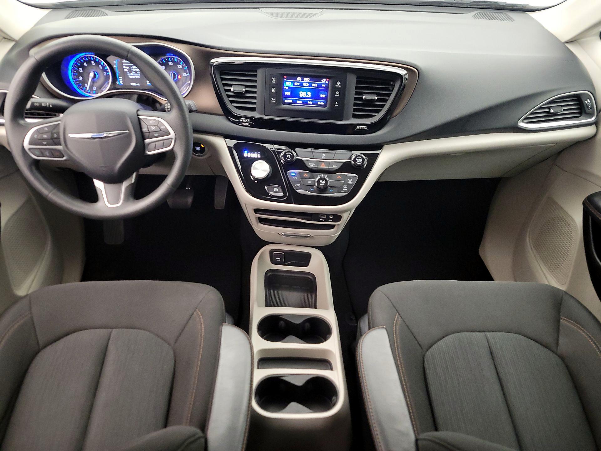 Thumbnail: 2017 Chrysler Pacifica - 9