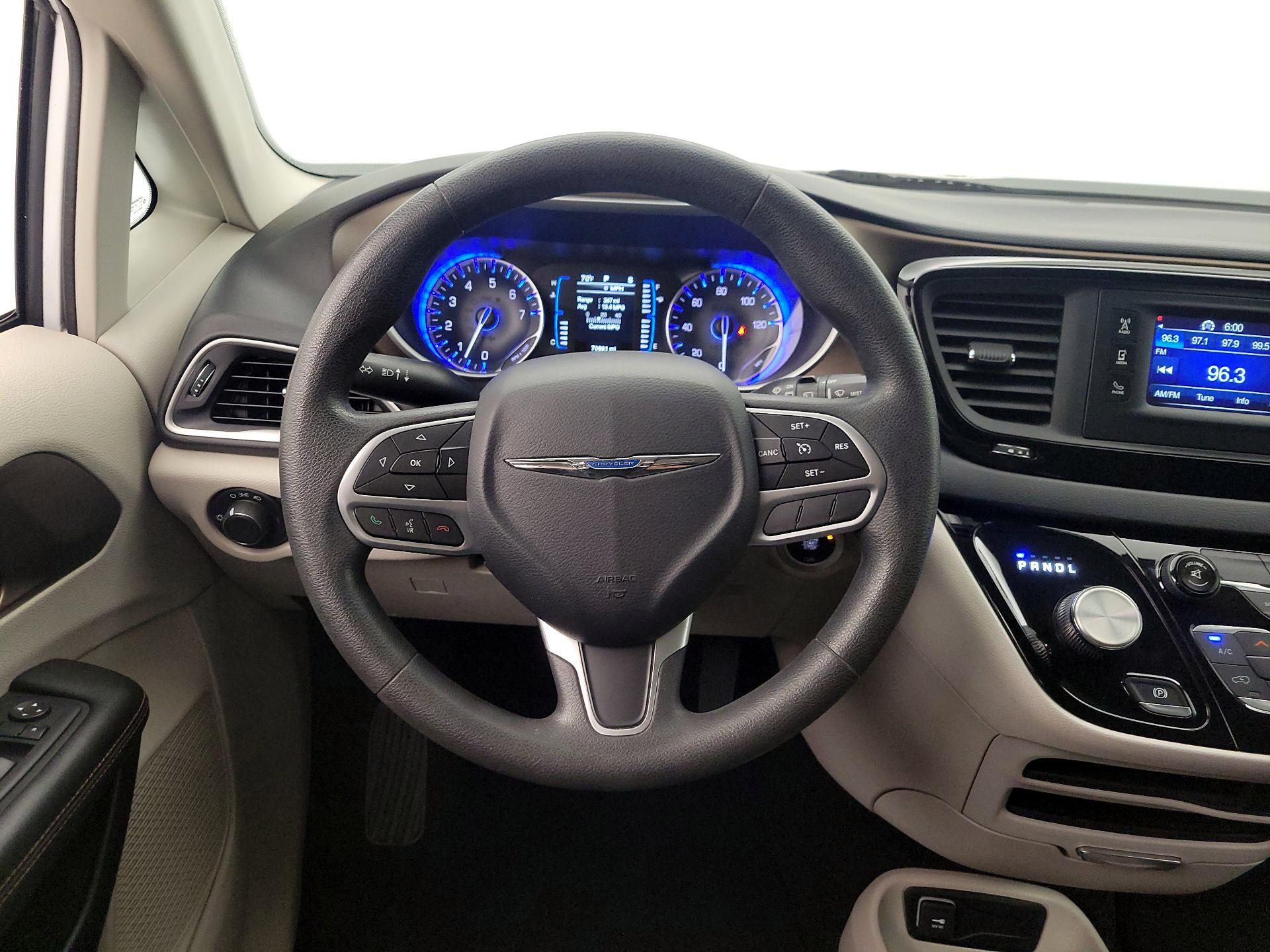 Thumbnail: 2017 Chrysler Pacifica - 10