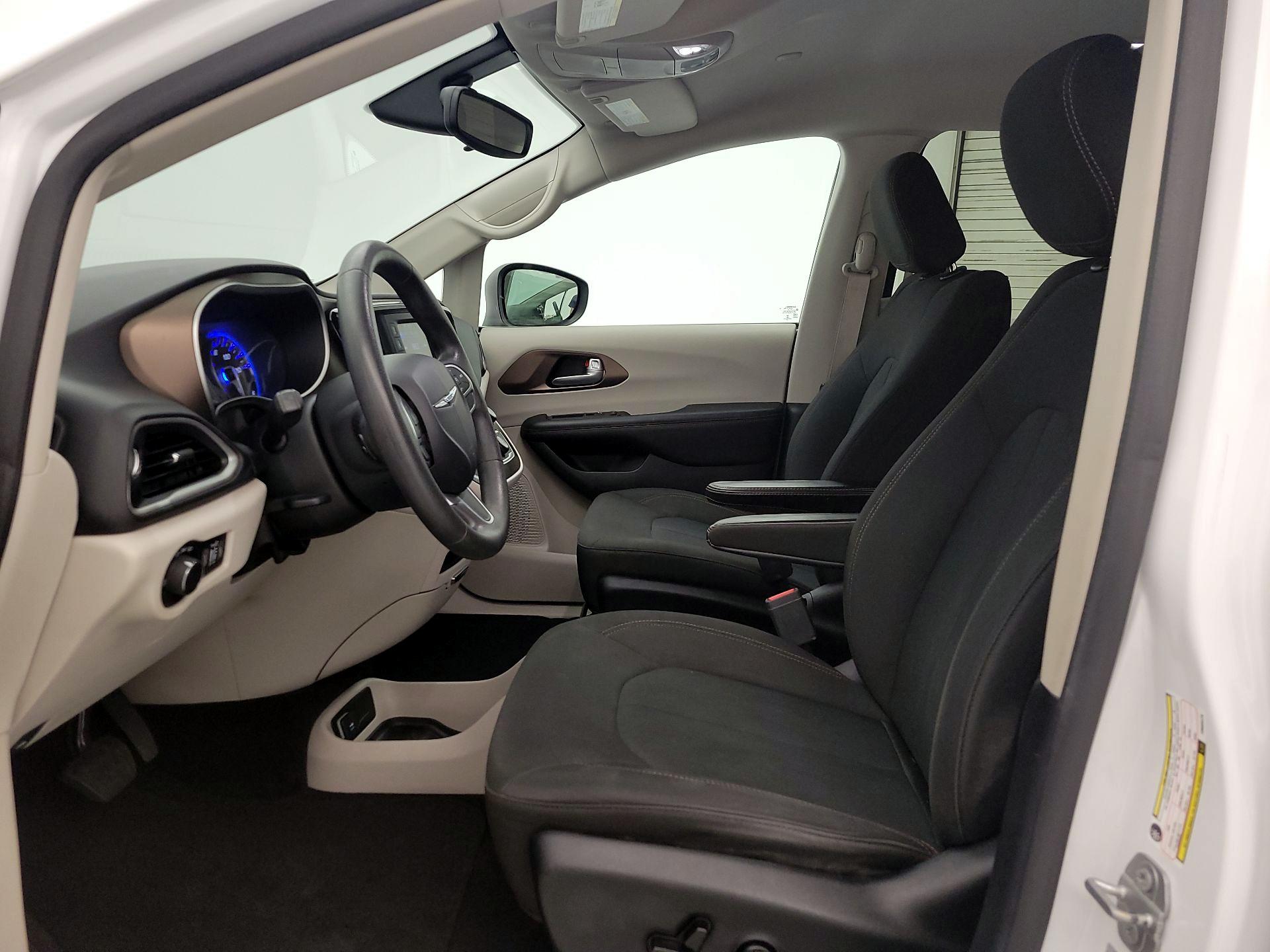 Thumbnail: 2017 Chrysler Pacifica - 11