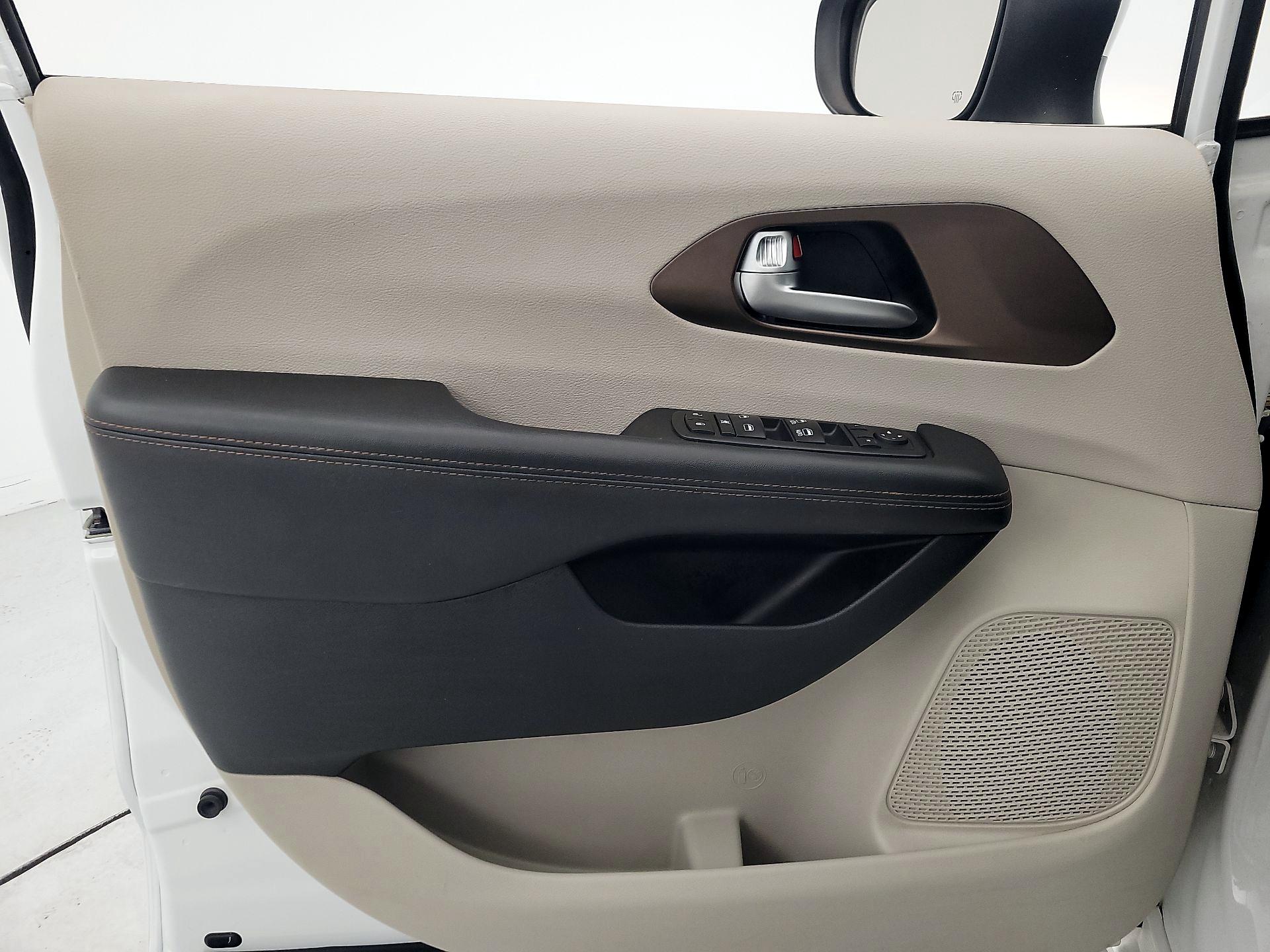 Thumbnail: 2017 Chrysler Pacifica - 12