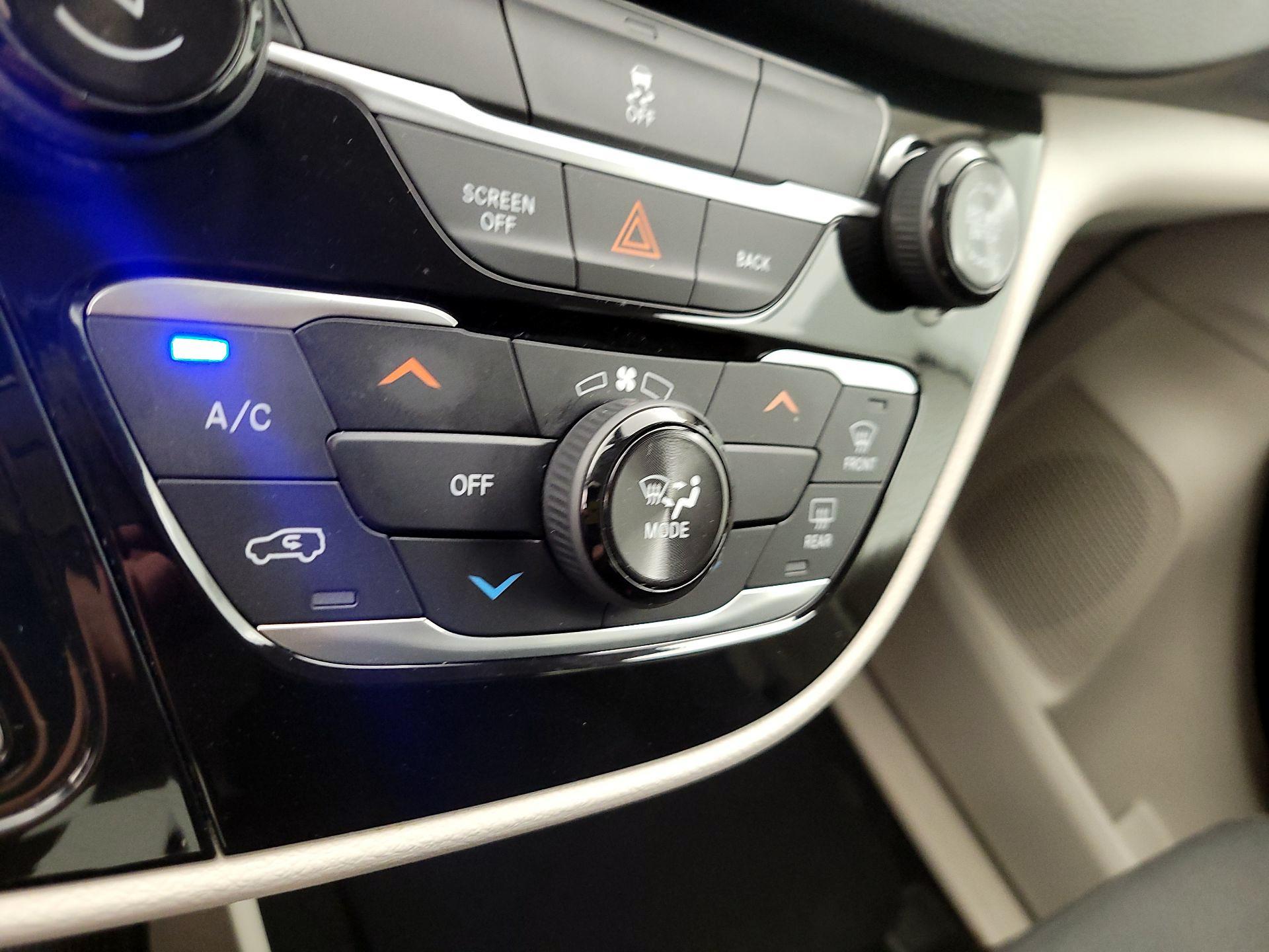 Thumbnail: 2017 Chrysler Pacifica - 16
