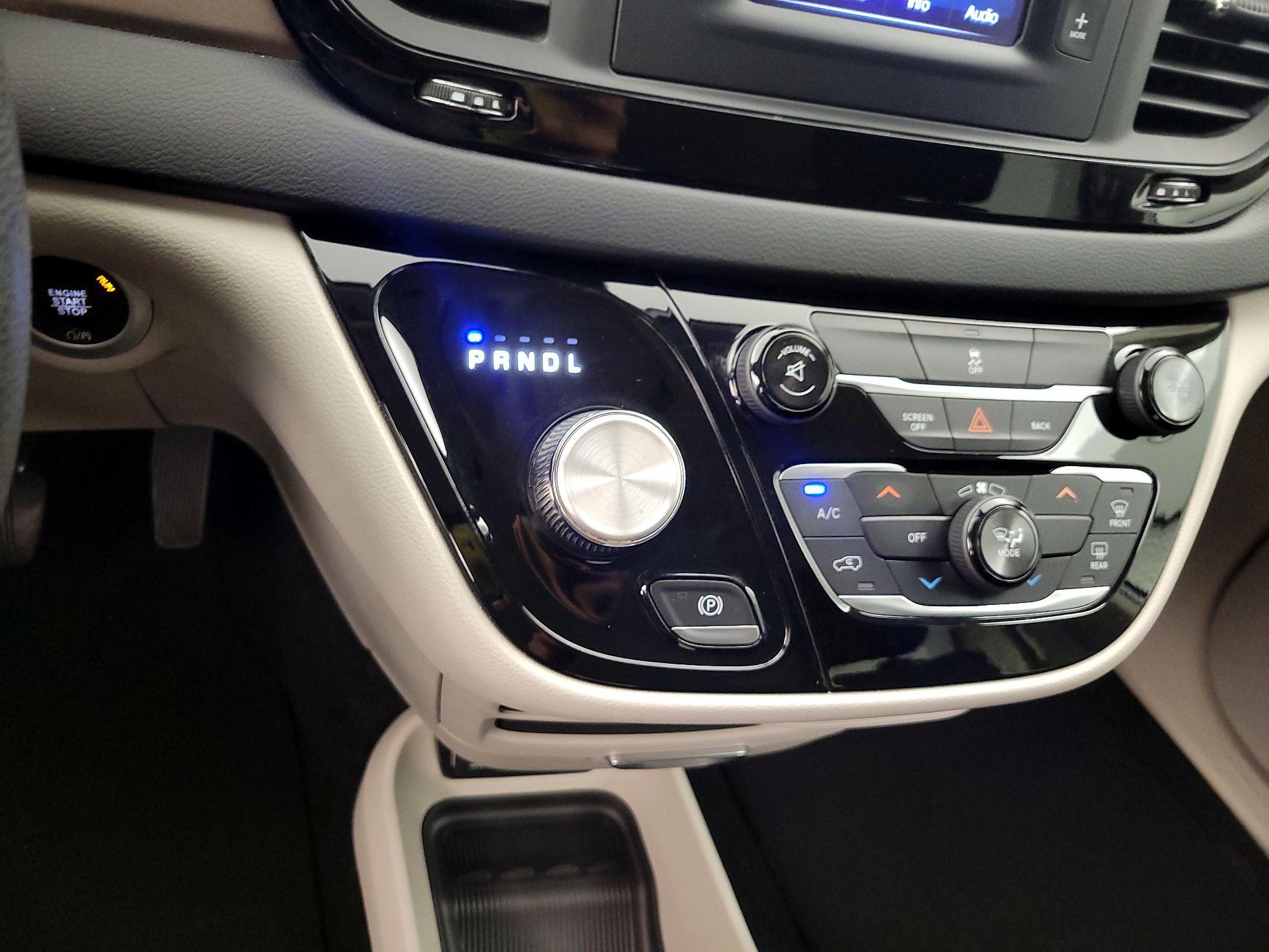 Thumbnail: 2017 Chrysler Pacifica - 17