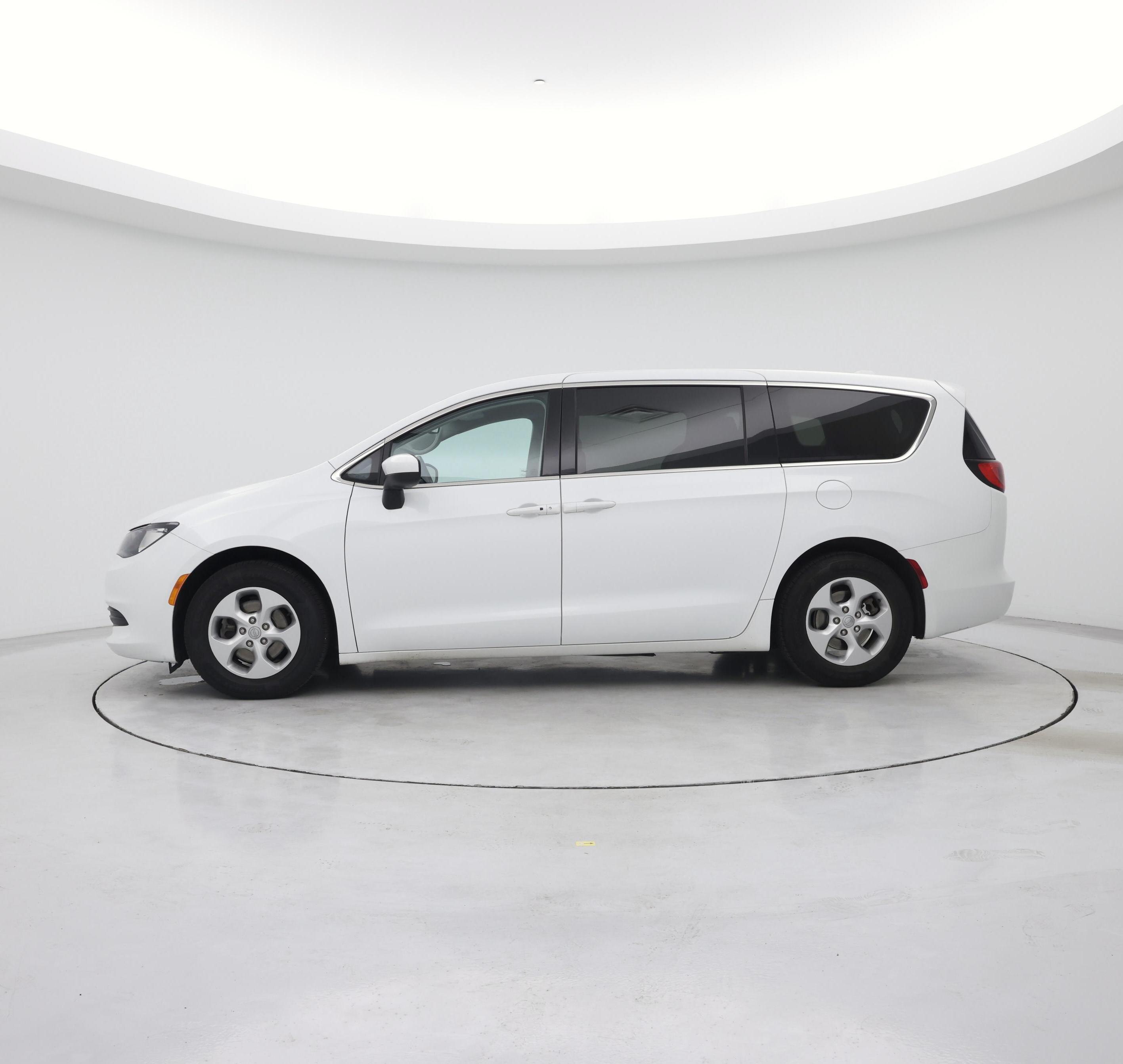 Thumbnail: 2017 Chrysler Pacifica - 3