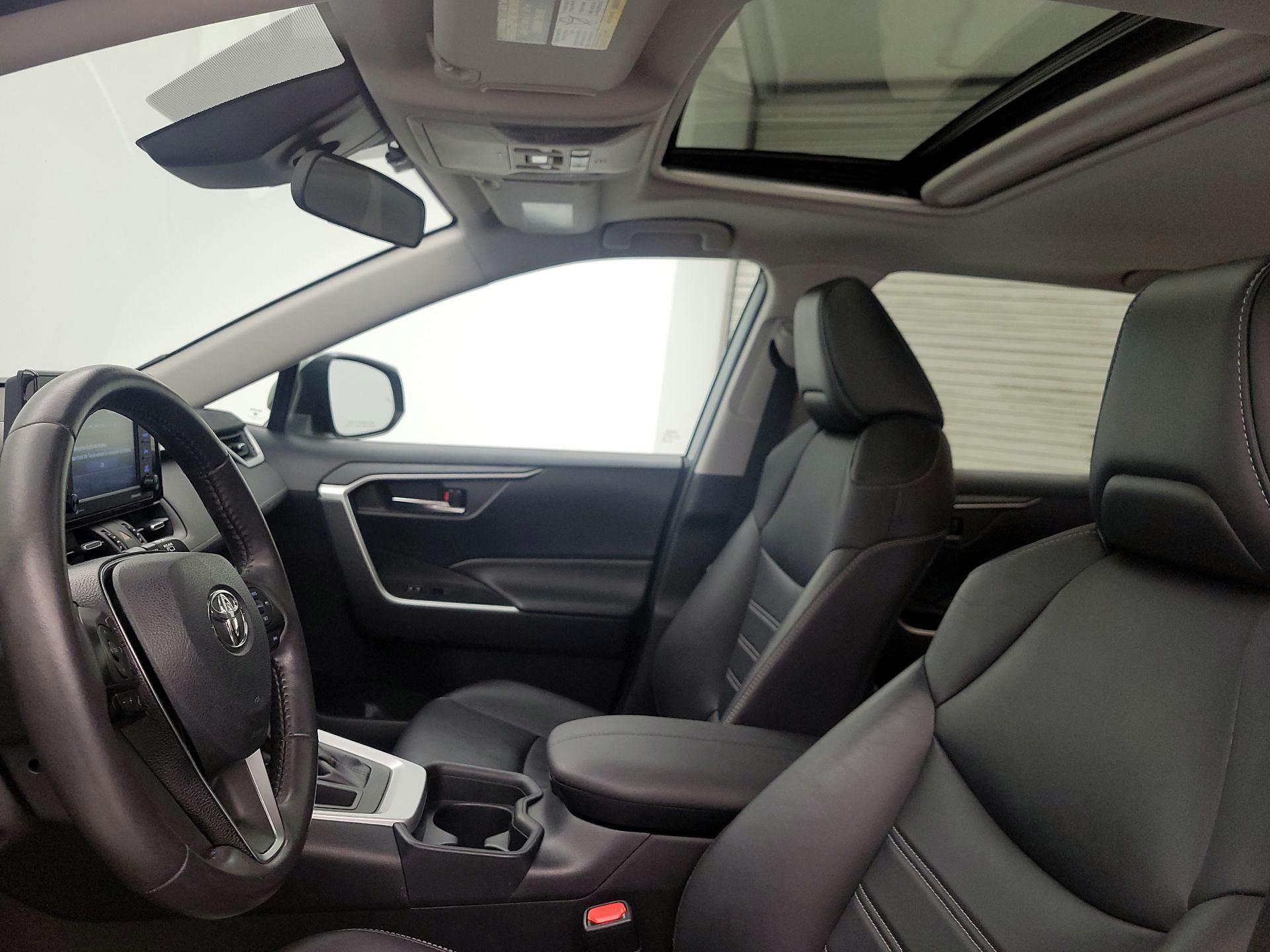 Thumbnail: 2020 Toyota RAV4 - 19