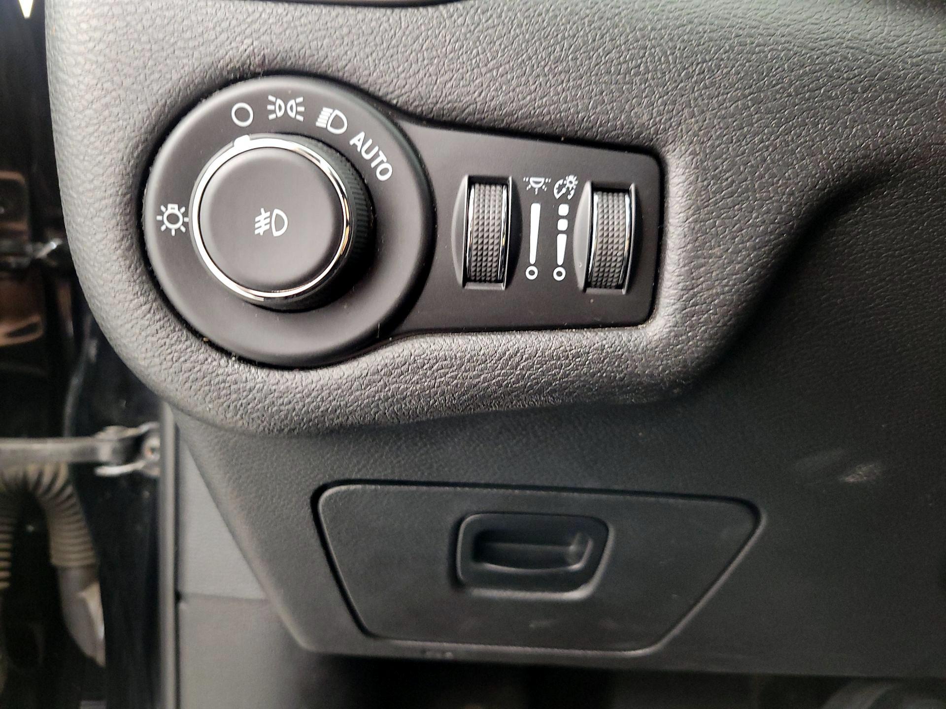 Thumbnail: 2021 Jeep Cherokee - 13