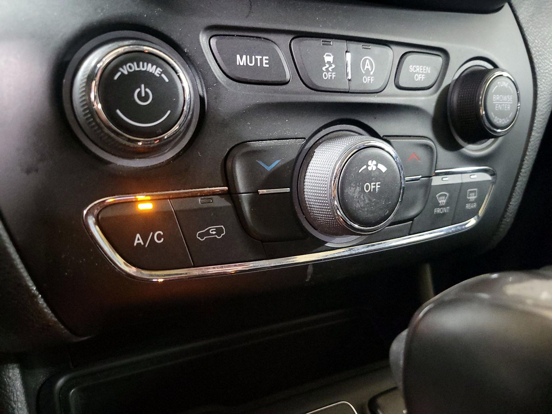 Thumbnail: 2021 Jeep Cherokee - 16