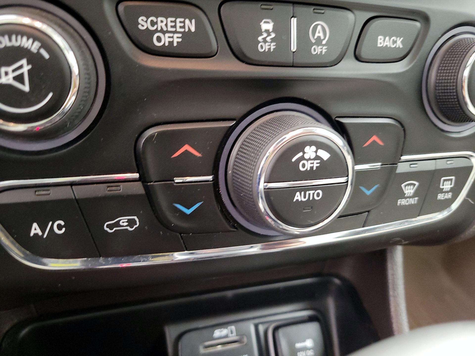 Thumbnail: 2017 Jeep Cherokee - 17