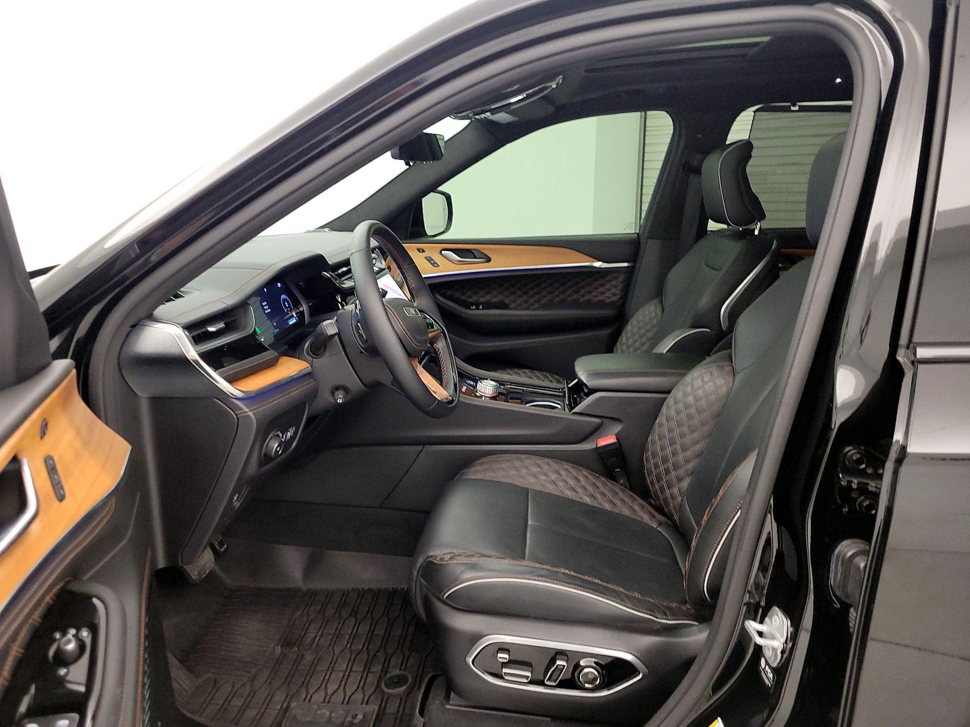 Thumbnail: 2023 Jeep Grand Cherokee - 11