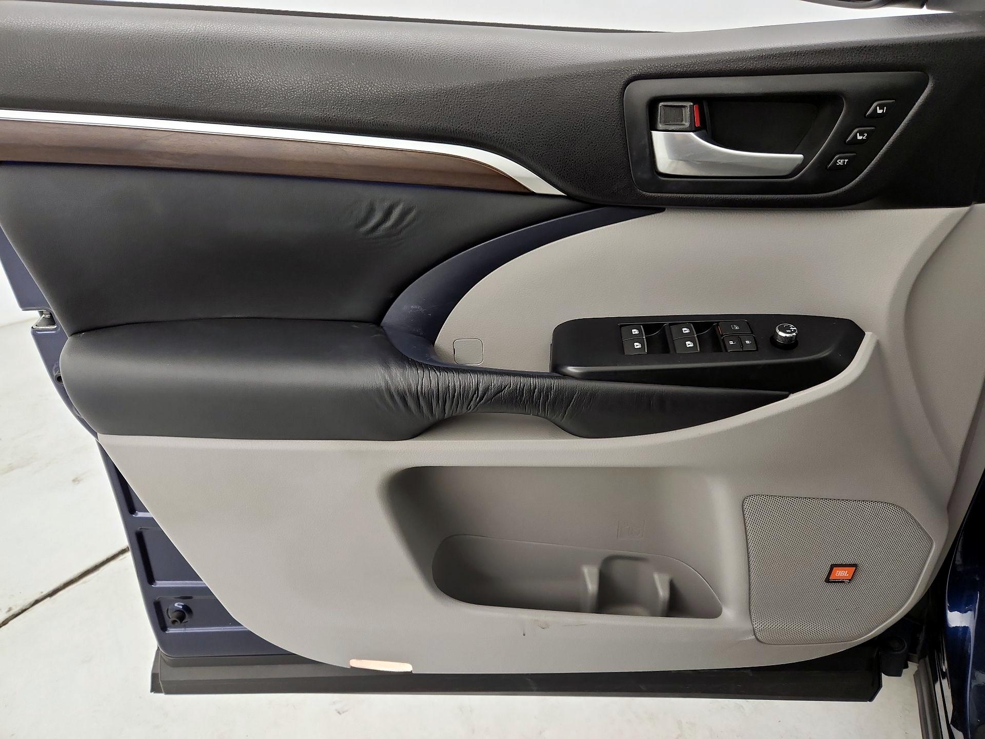 Thumbnail: 2015 Toyota Highlander - 12