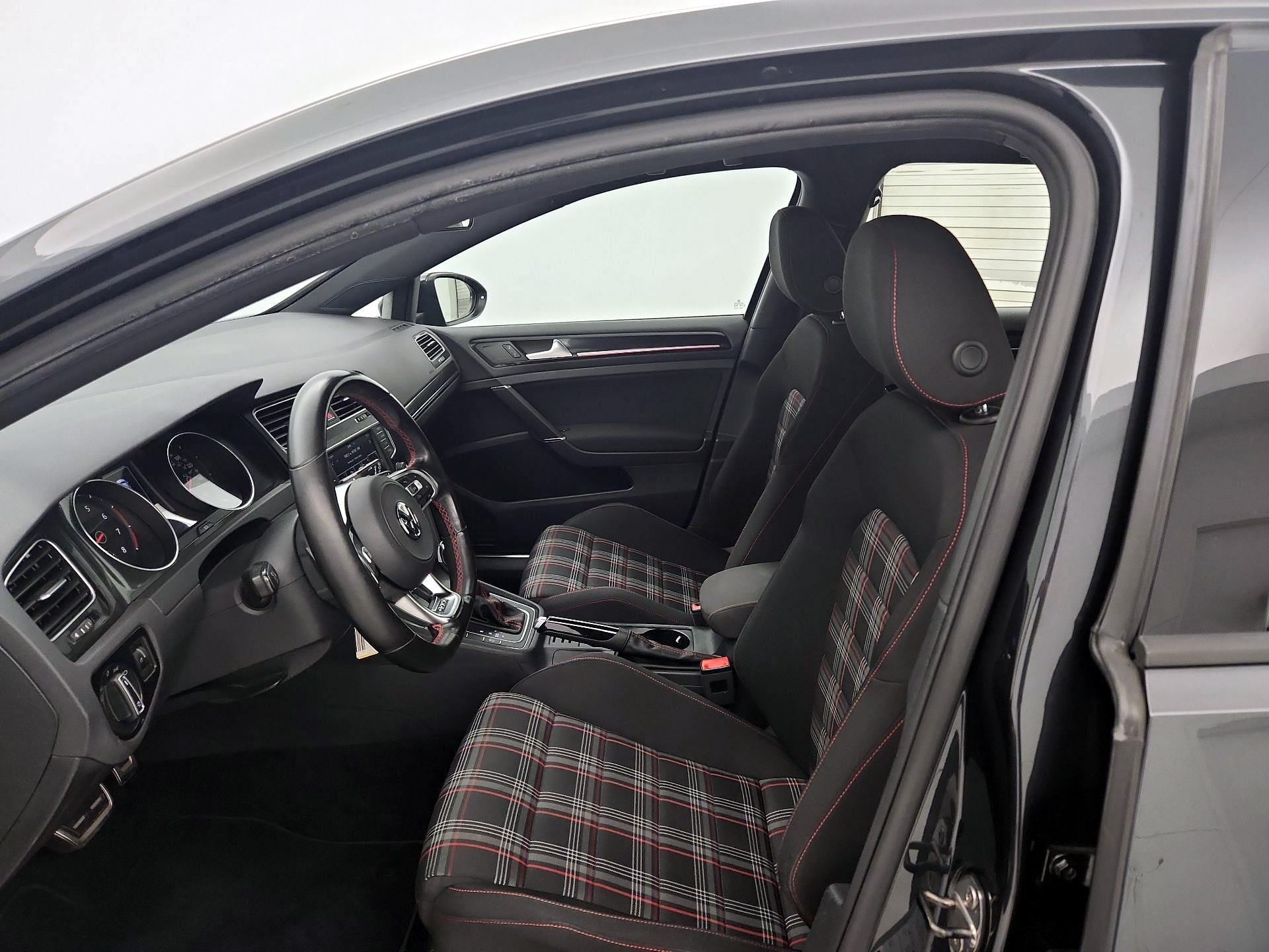 Thumbnail: 2017 Volkswagen Golf - 11