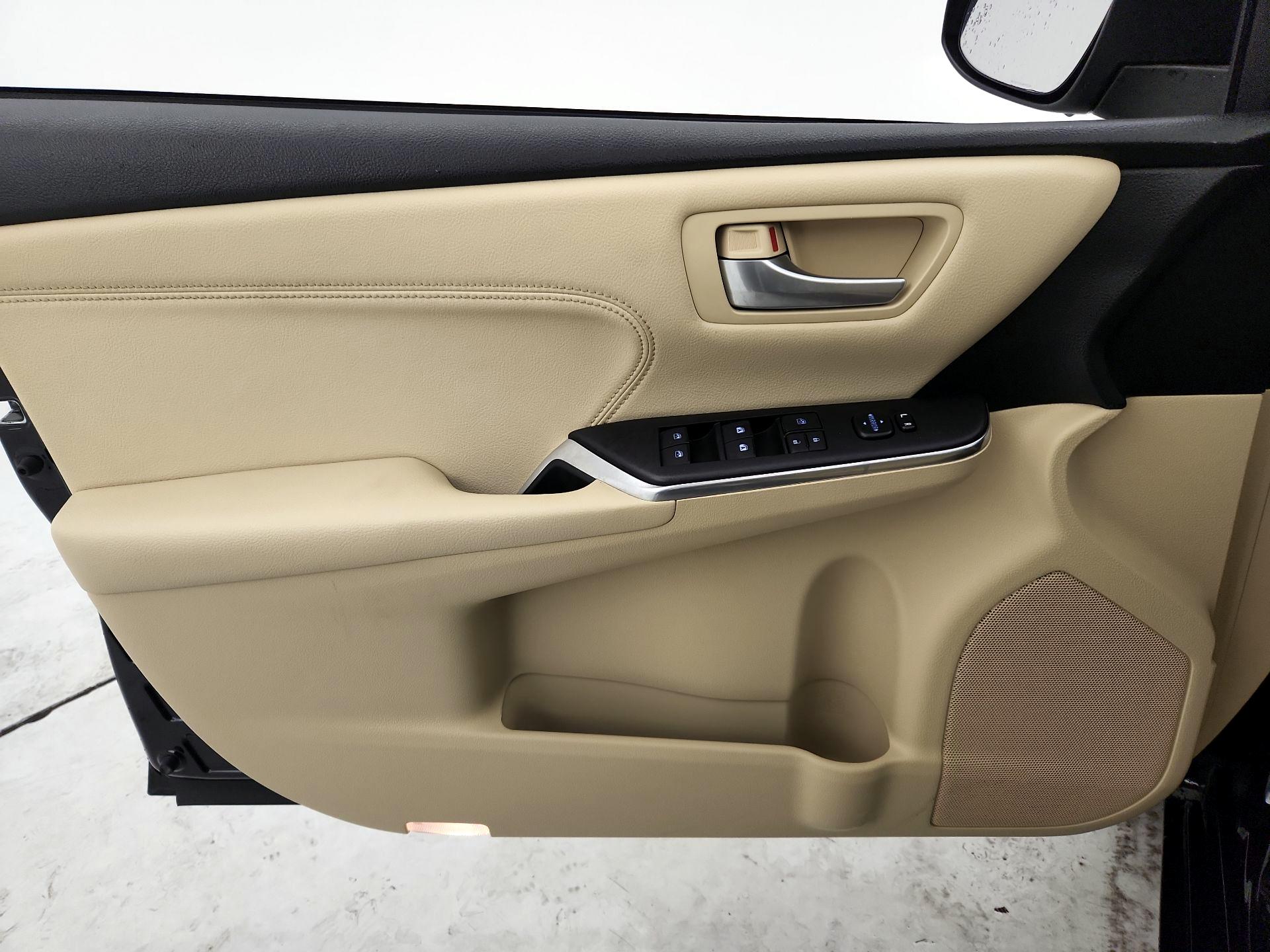 Thumbnail: 2016 Toyota Camry - 12
