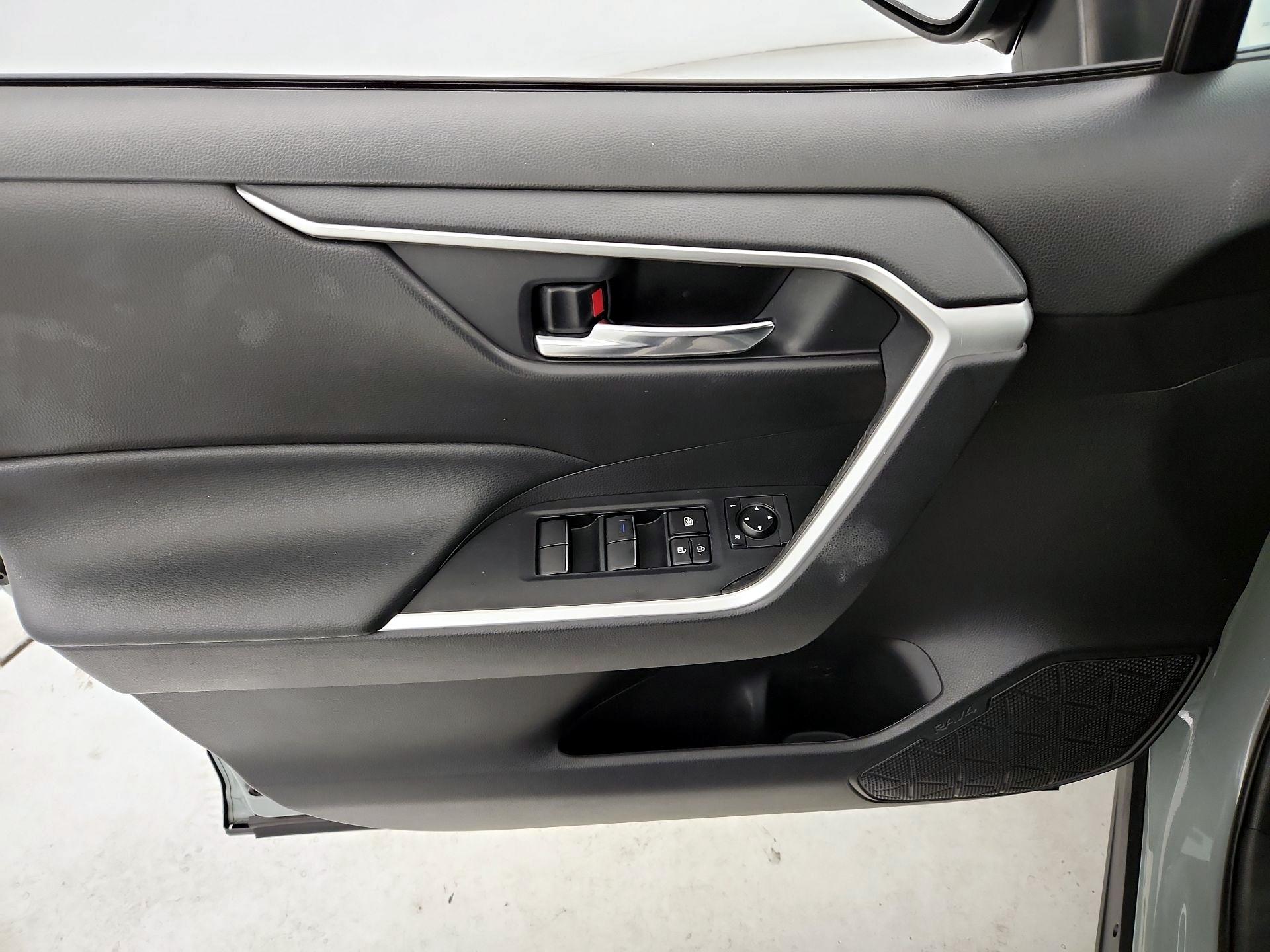 Thumbnail: 2020 Toyota RAV4 - 12