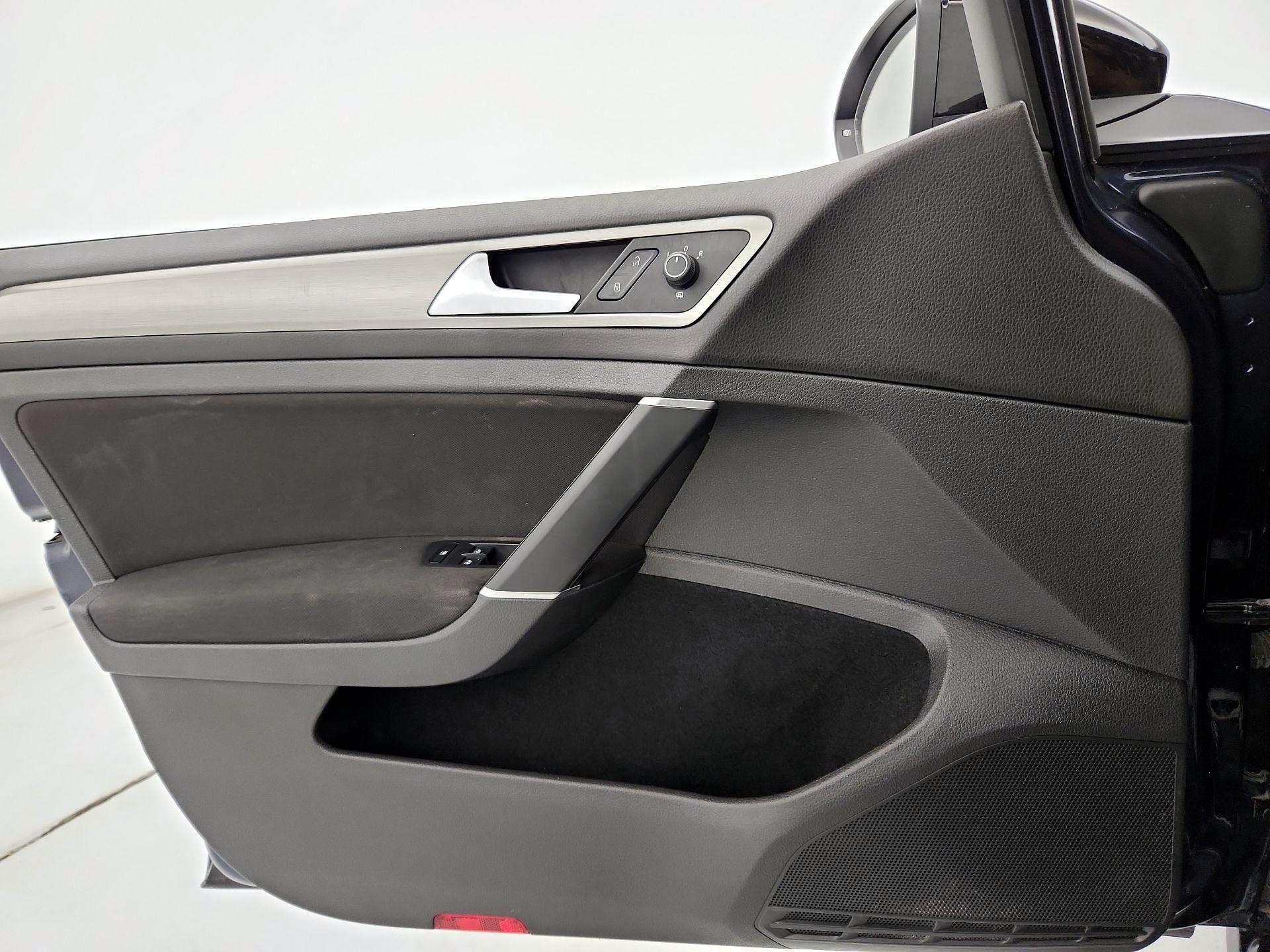 Thumbnail: 2016 Volkswagen Golf - 12