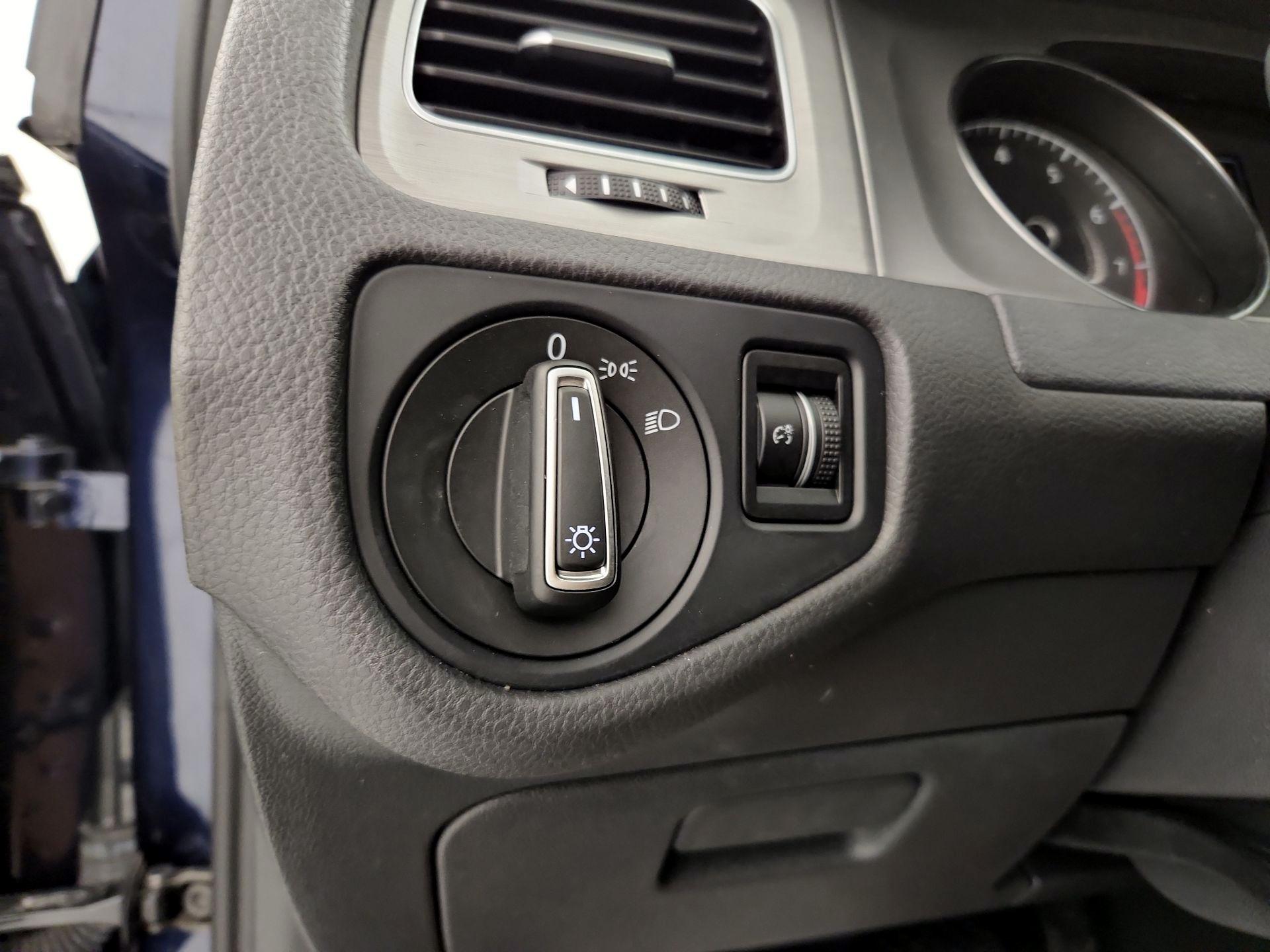 Thumbnail: 2016 Volkswagen Golf - 13