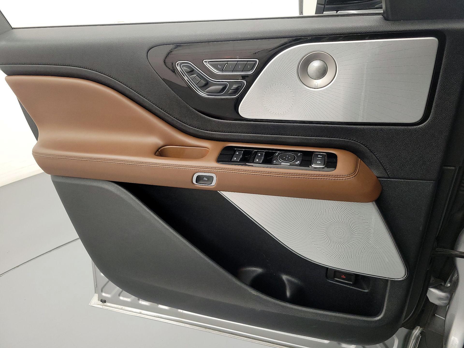 Thumbnail: 2020 Lincoln Aviator - 12