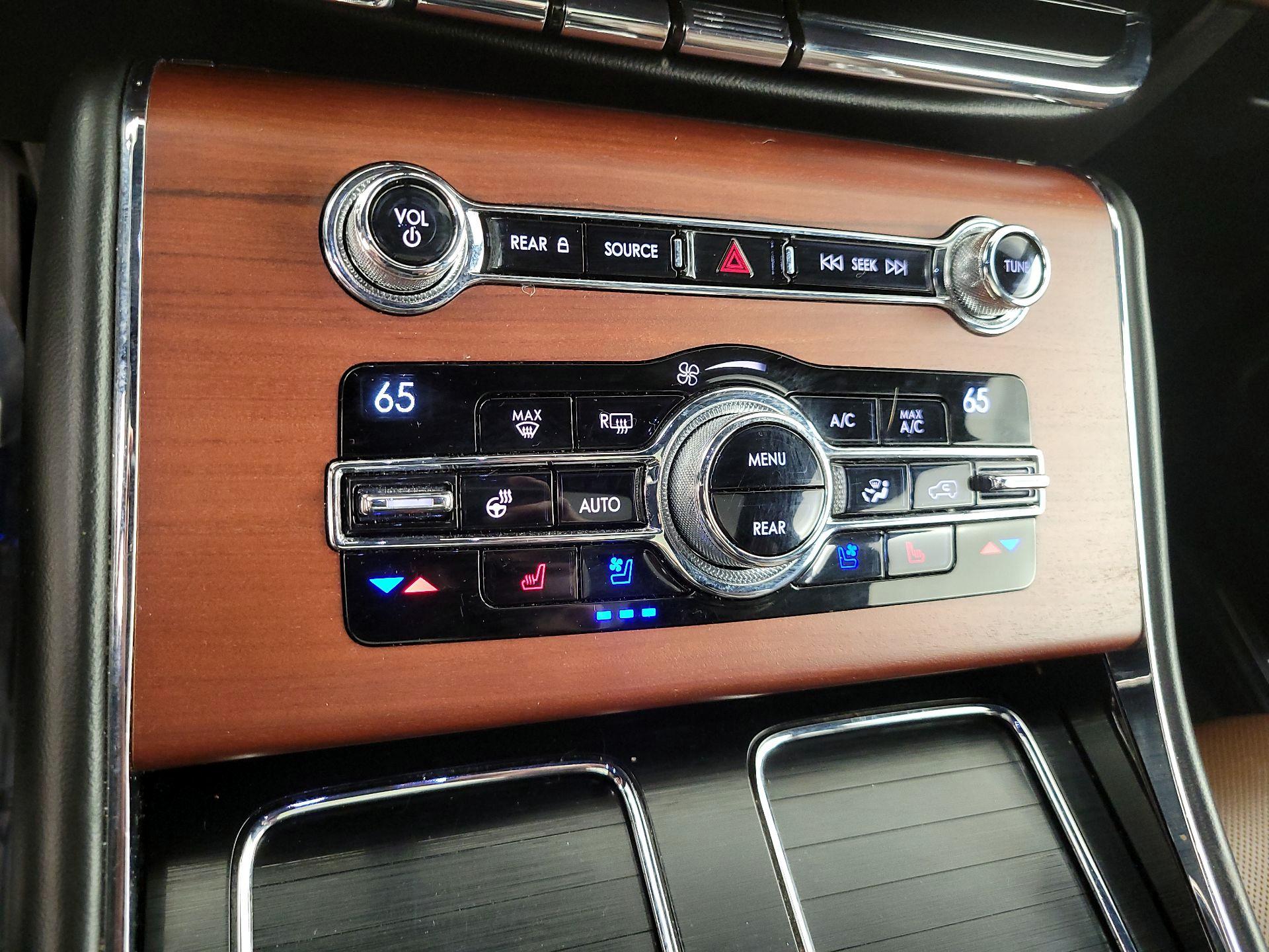 Thumbnail: 2020 Lincoln Aviator - 17