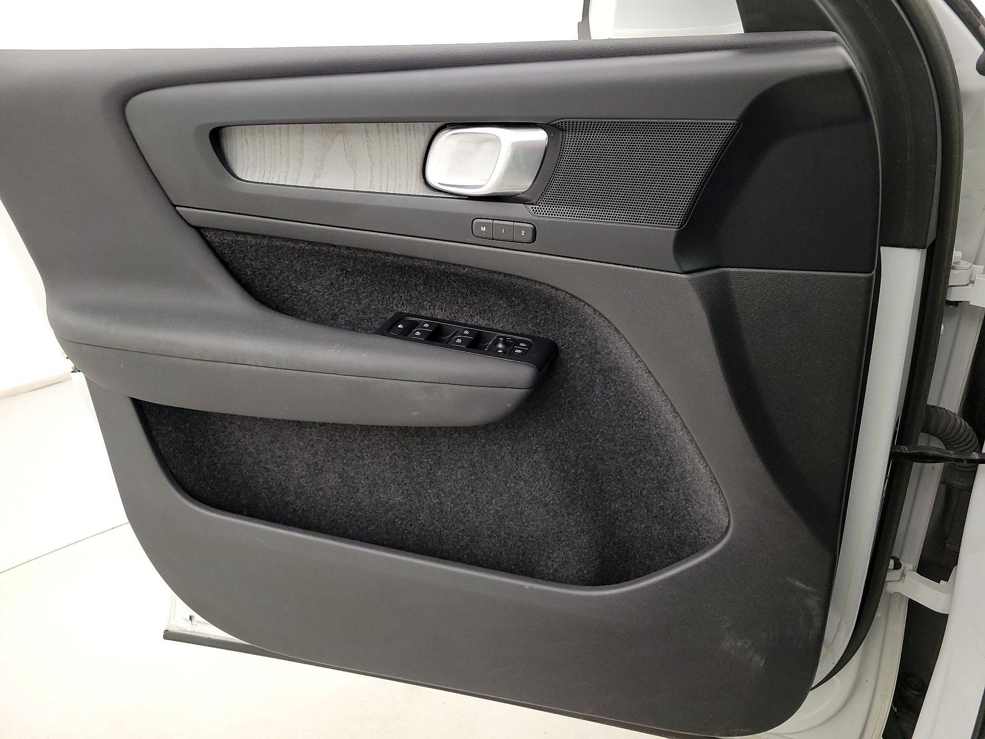 Thumbnail: 2023 Volvo XC40 - 12