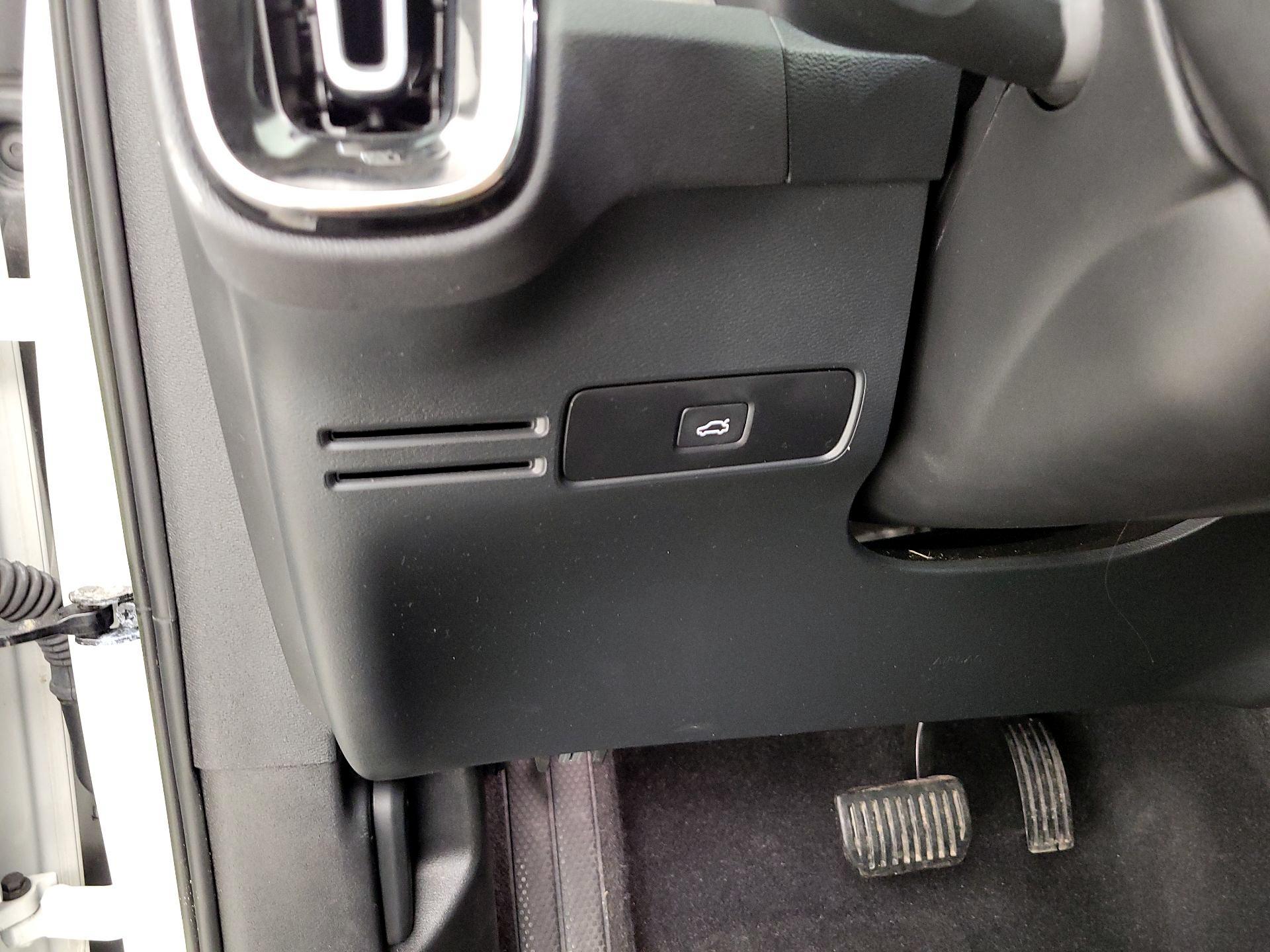 Thumbnail: 2023 Volvo XC40 - 13