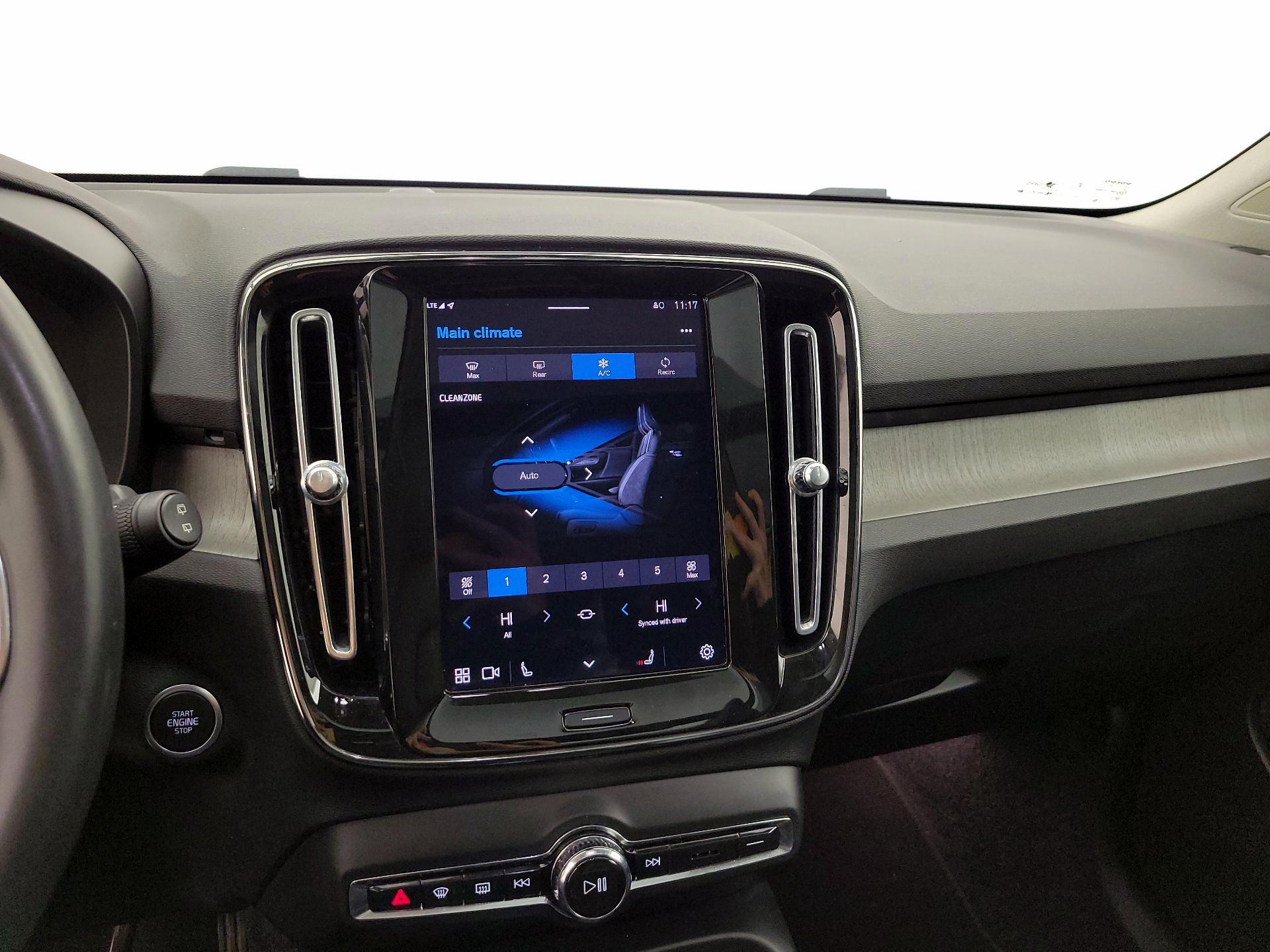 Thumbnail: 2023 Volvo XC40 - 17