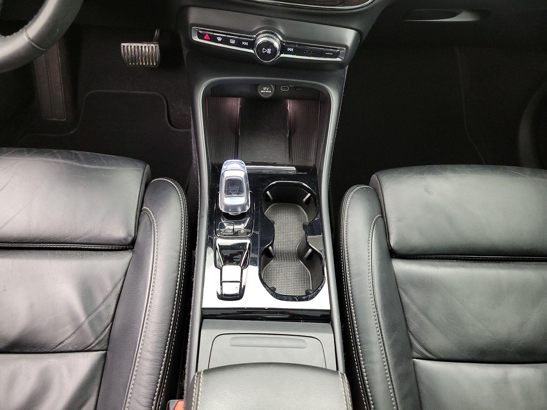 Thumbnail: 2023 Volvo XC40 - 18