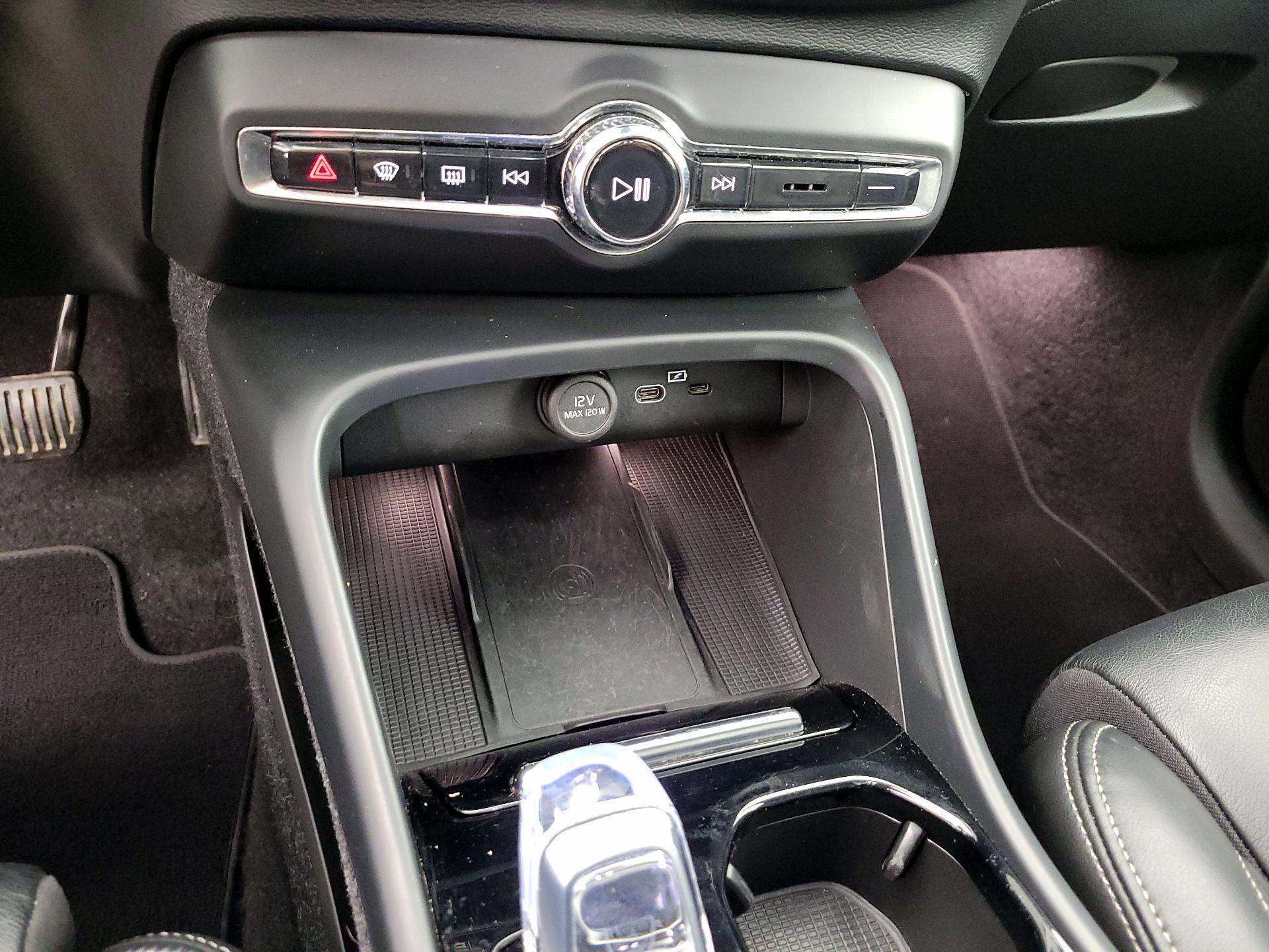 Thumbnail: 2023 Volvo XC40 - 19