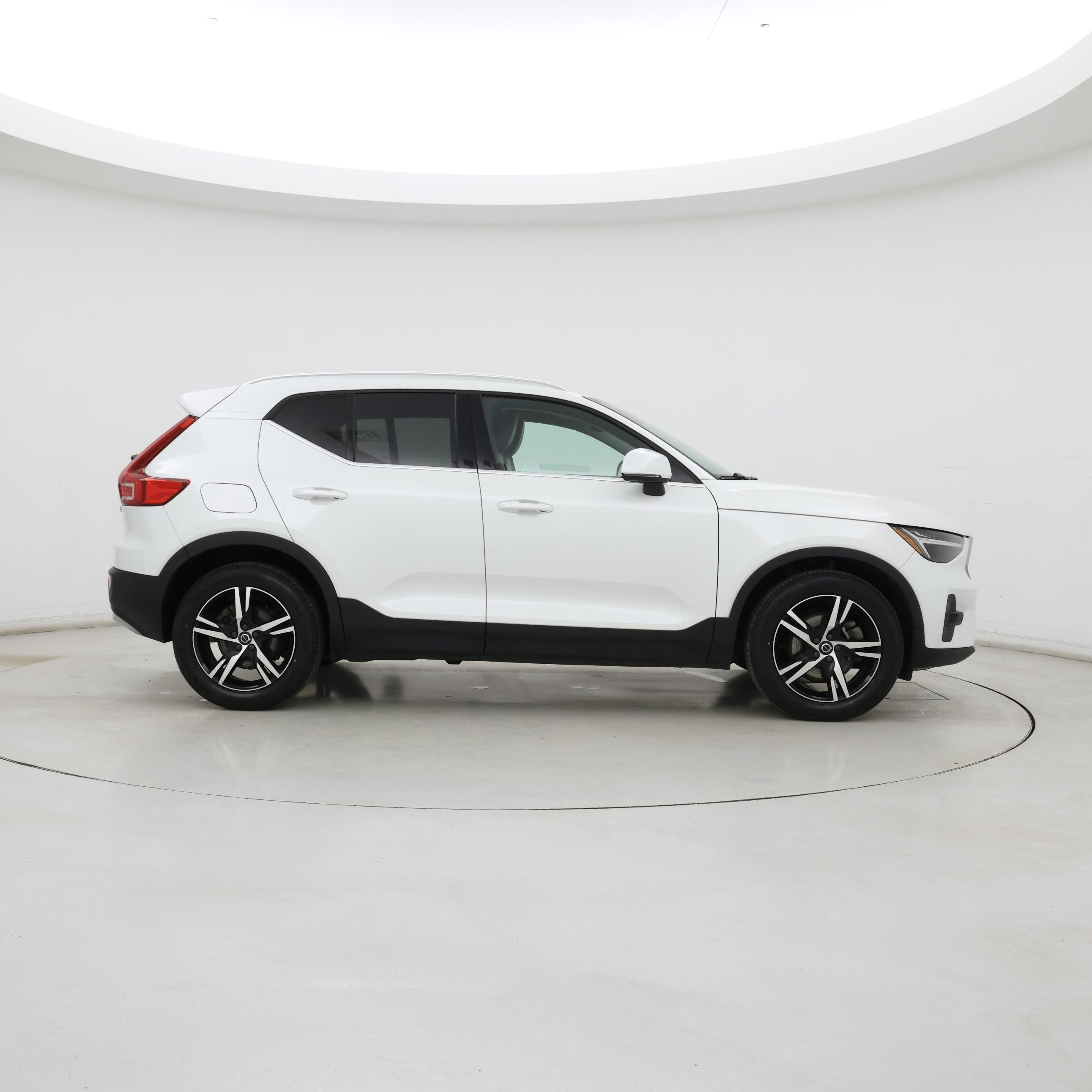 Thumbnail: 2023 Volvo XC40 - 7
