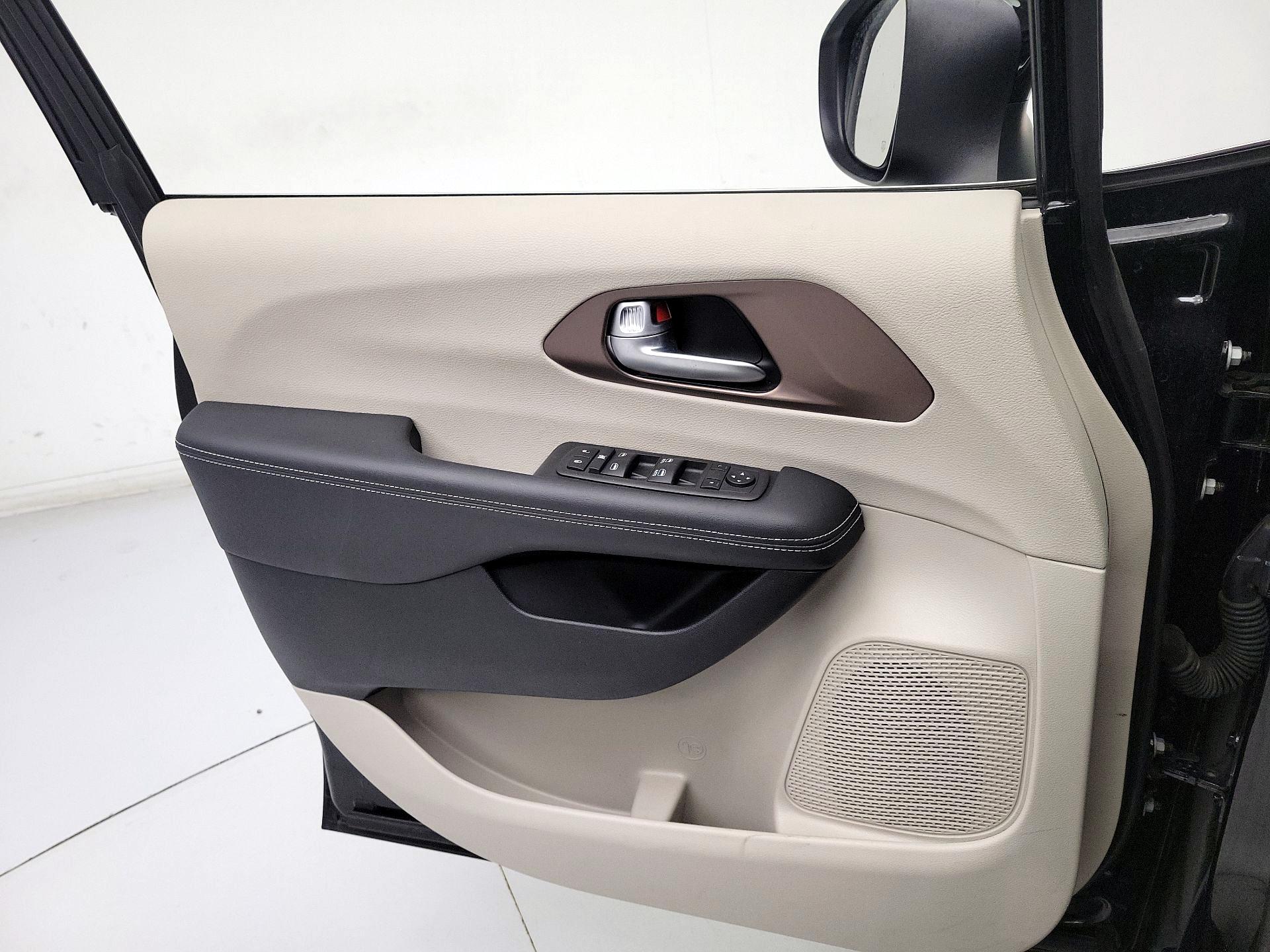 Thumbnail: 2024 Chrysler Voyager - 12