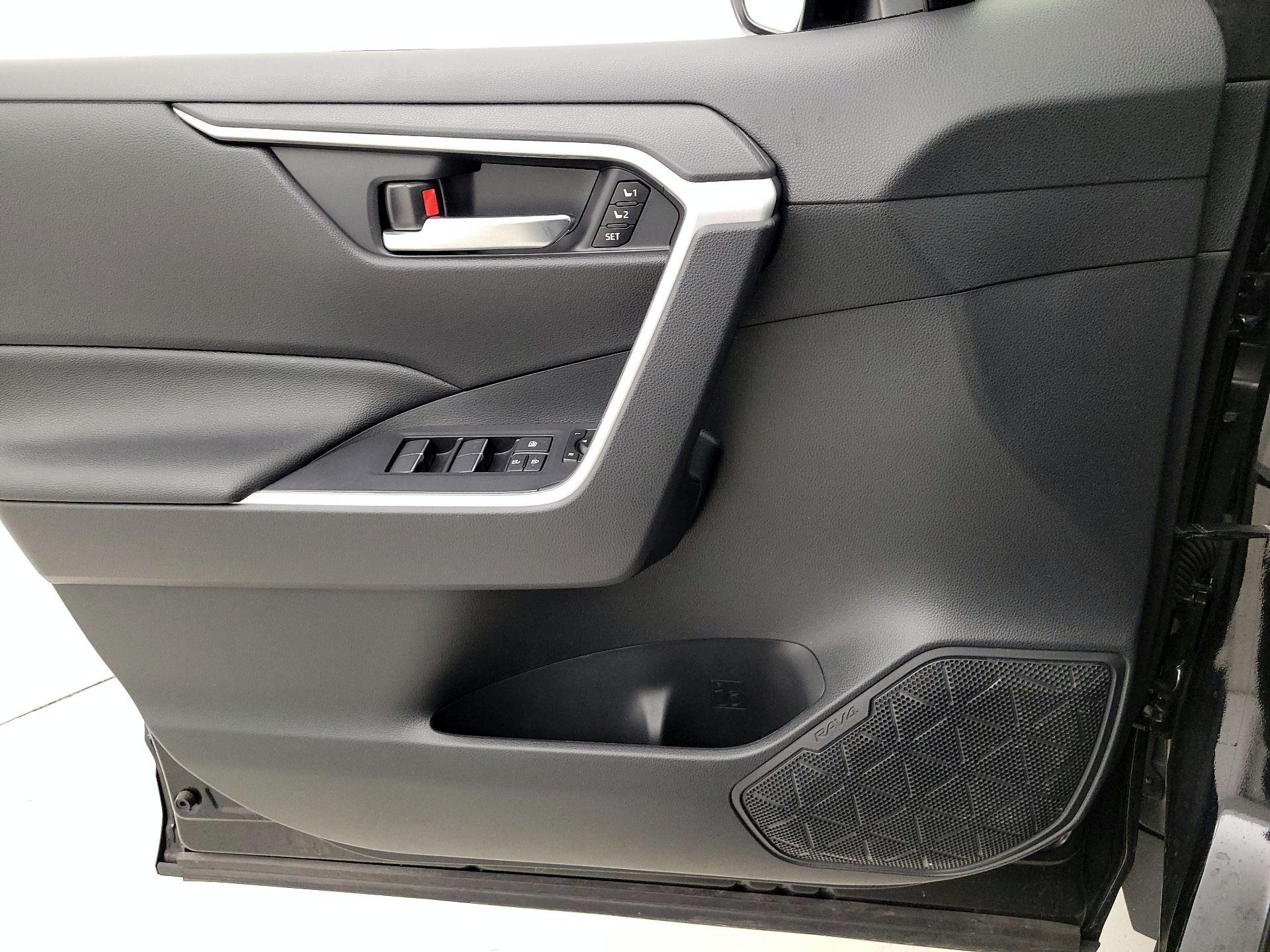 Thumbnail: 2021 Toyota RAV4 - 12