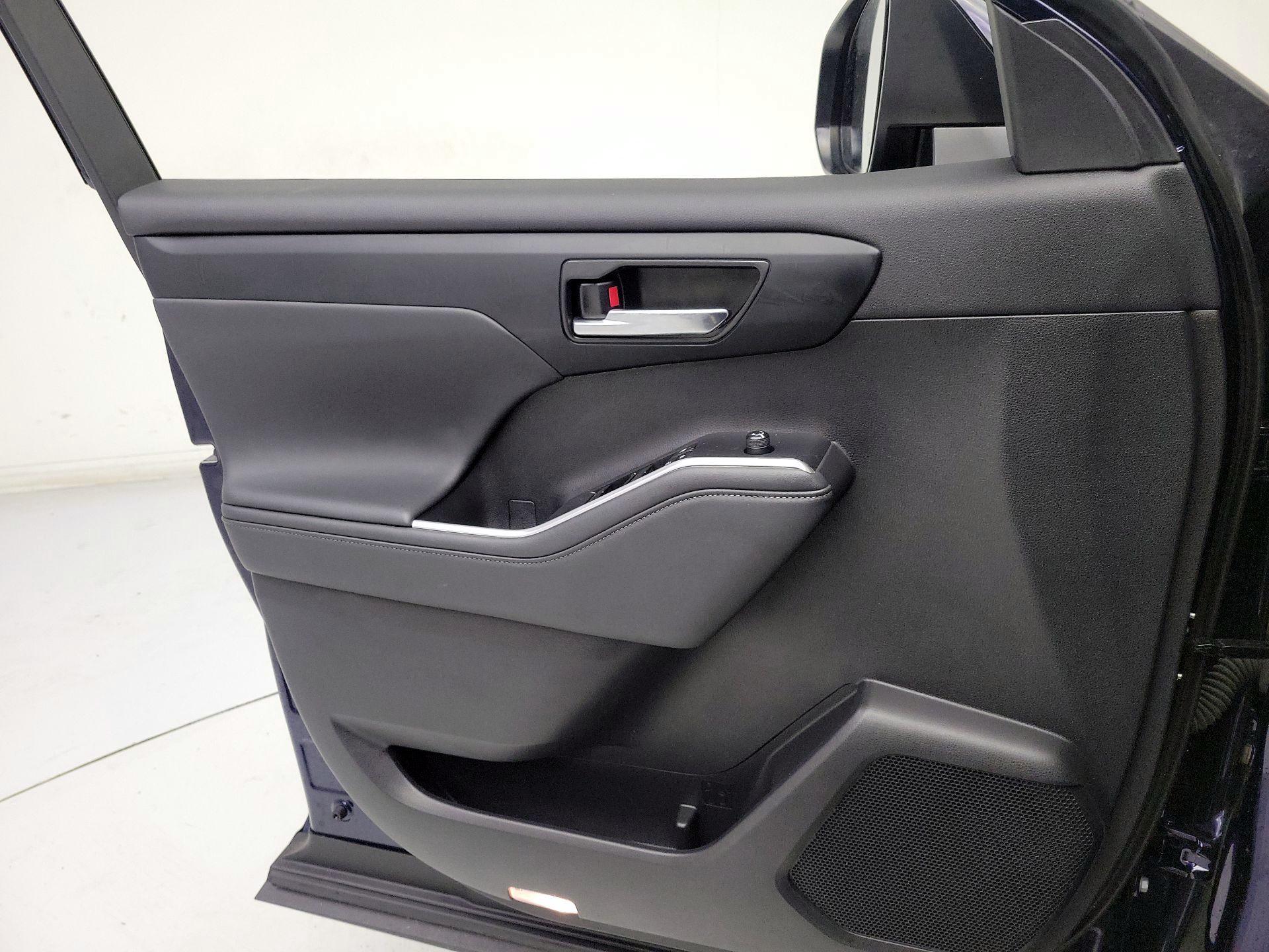 Thumbnail: 2022 Toyota Highlander - 12