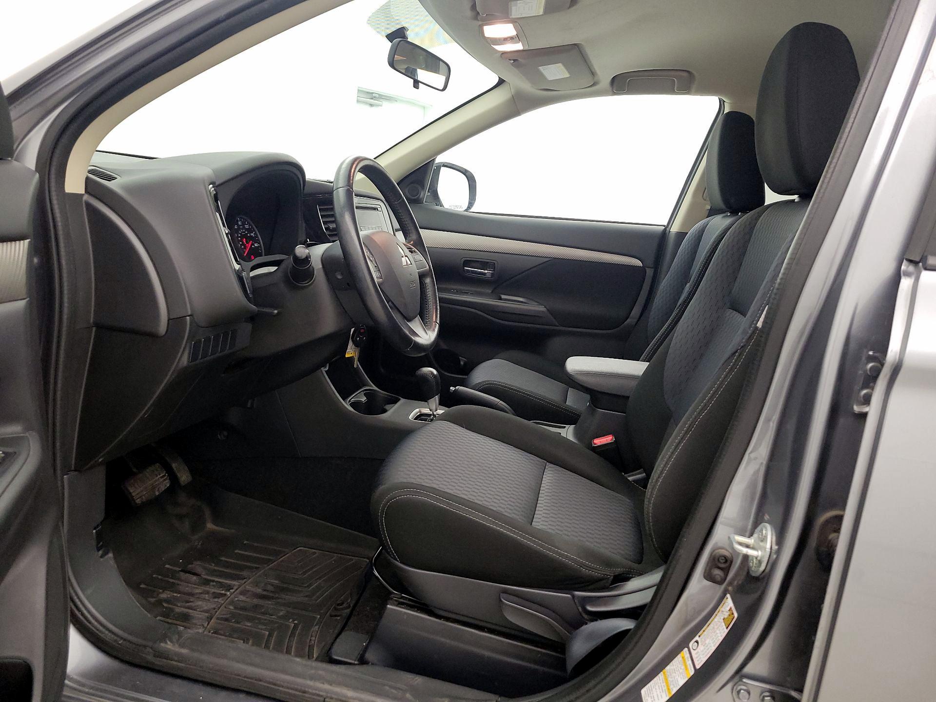 Thumbnail: 2015 Mitsubishi Outlander - 11