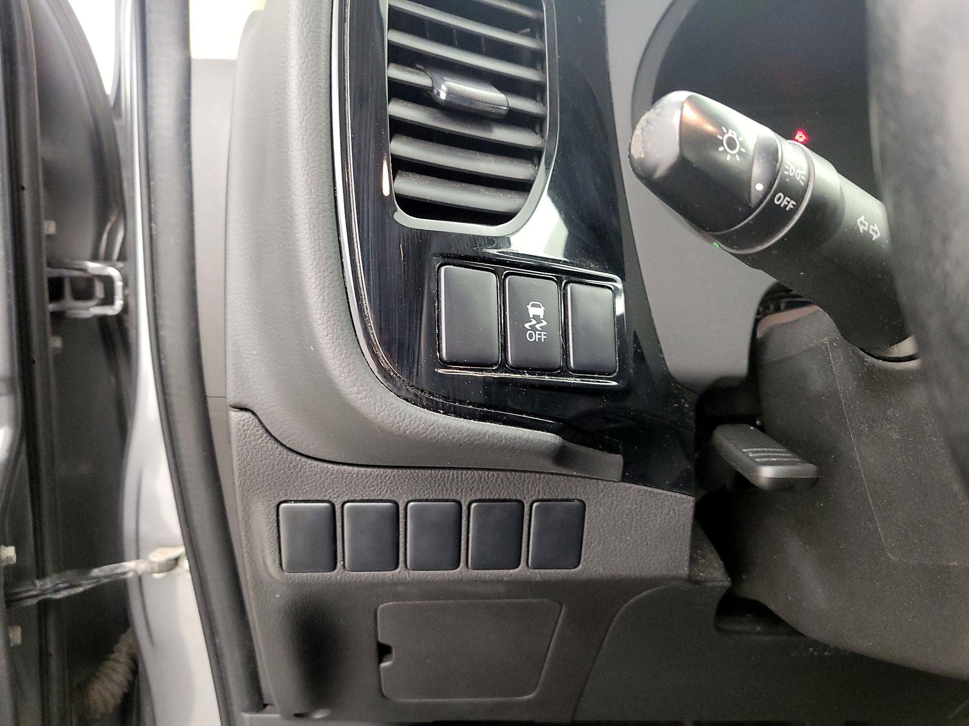 Thumbnail: 2015 Mitsubishi Outlander - 13