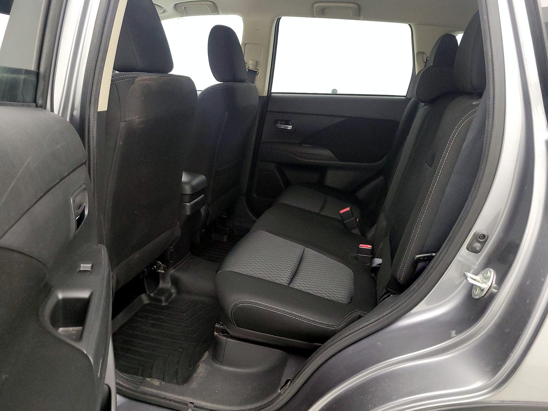 Thumbnail: 2015 Mitsubishi Outlander - 18