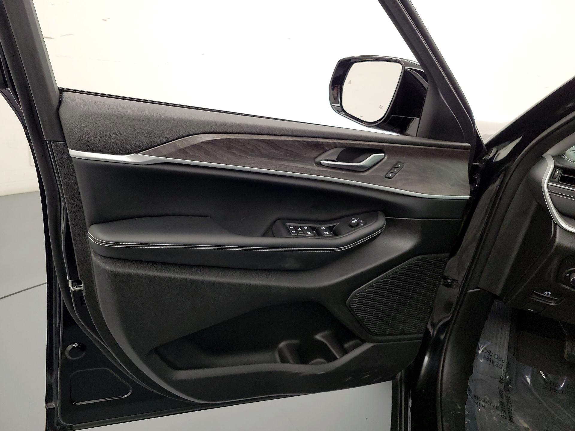 Thumbnail: 2023 Jeep Grand Cherokee - 12