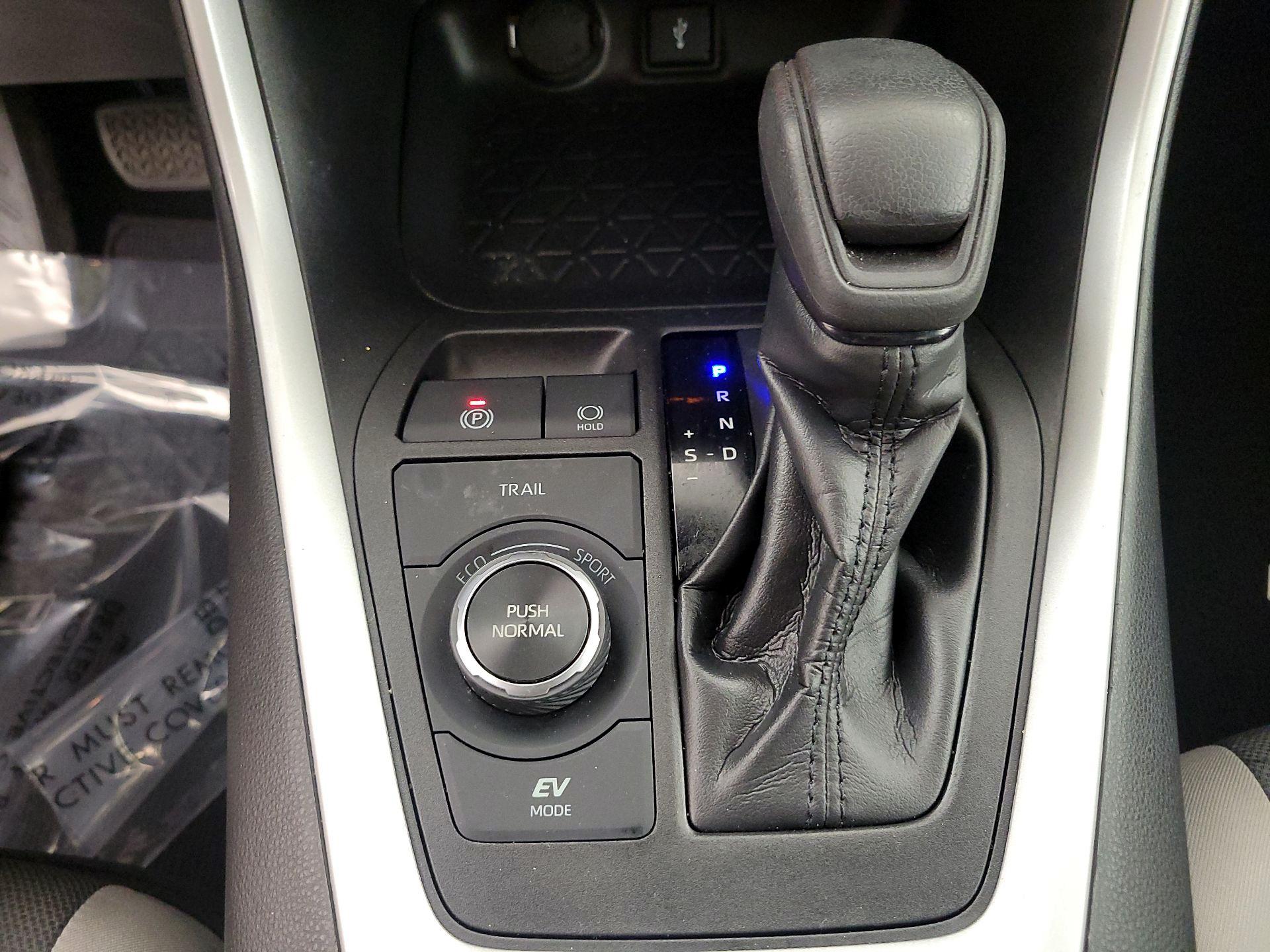 Thumbnail: 2021 Toyota RAV4 - 17