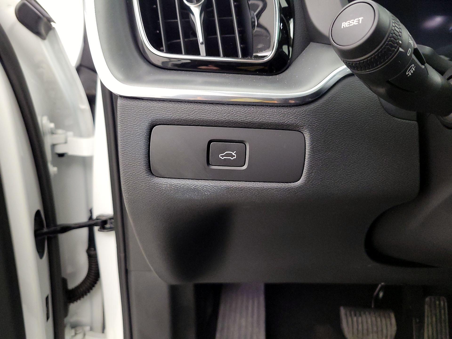 Thumbnail: 2023 Volvo XC60 - 13