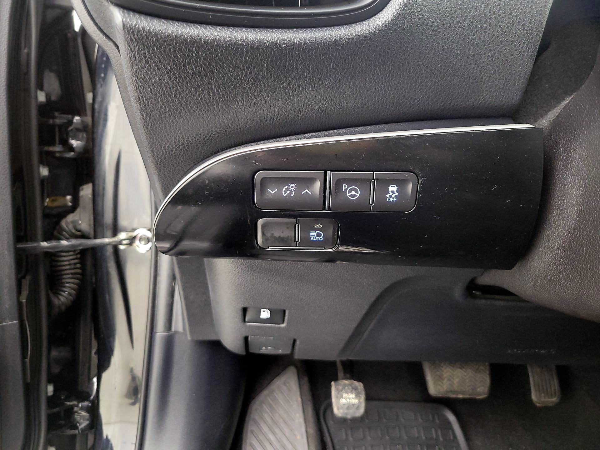 Thumbnail: 2022 Toyota Prius - 13